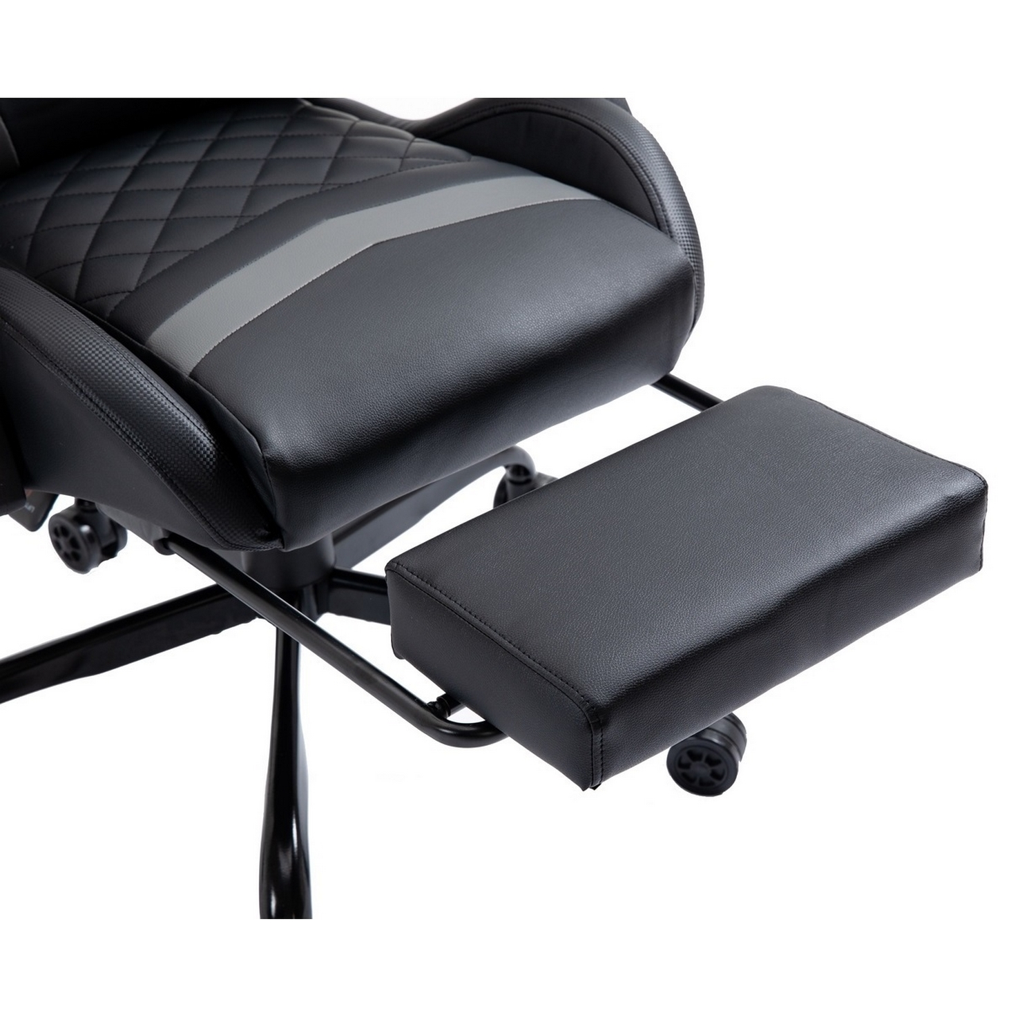 Schwarzer und grauer Gaming-Stuhl mit Fußstütze. Der Stuhl hat ein Rautenmuster und einen grauen Streifen auf dem Sitz.