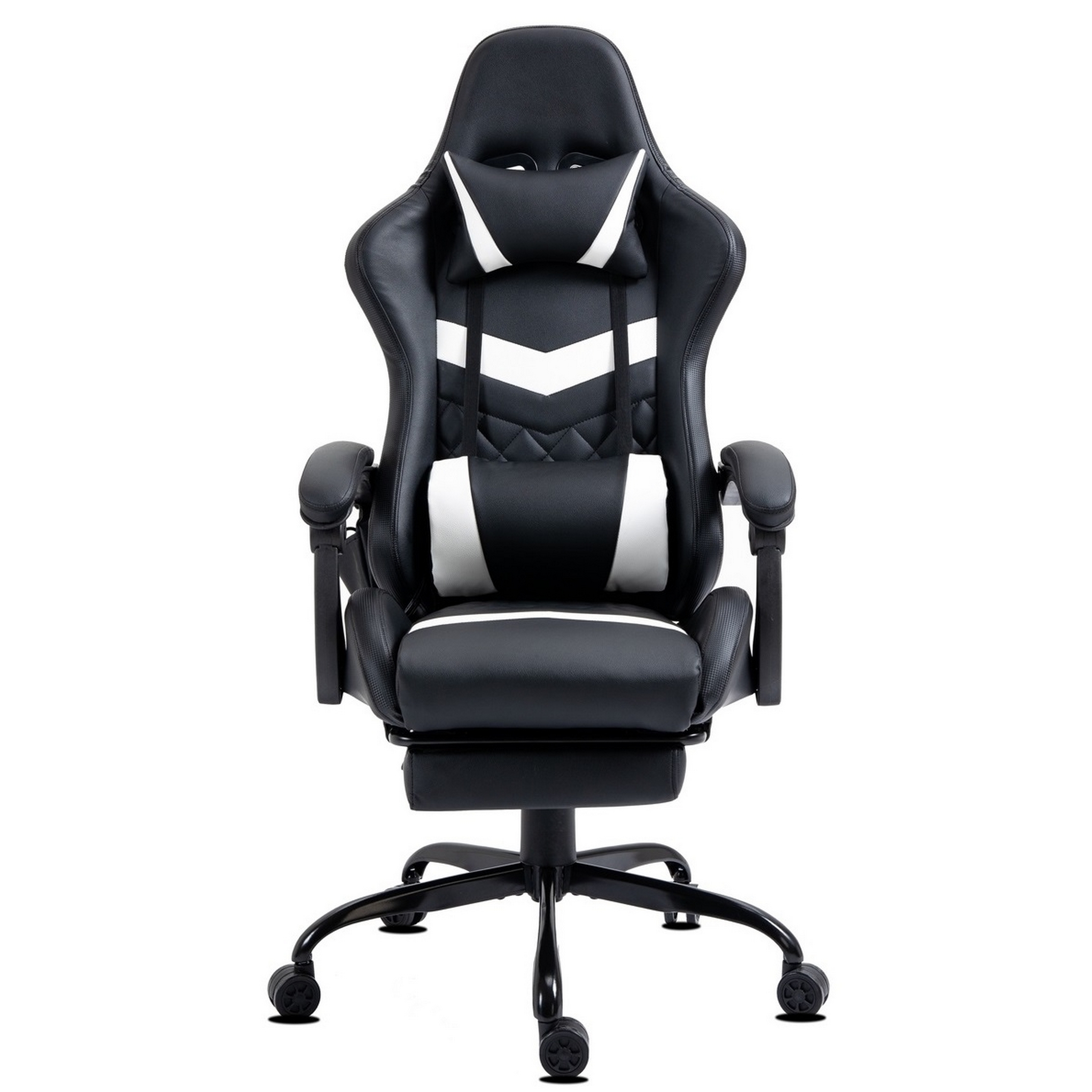 Ein schwarz-weißer Gaming-Stuhl. Er hat eine Kopfstütze, Lendenwirbelstütze, Armlehnen und eine Fußstütze. Die Basis hat Räder.