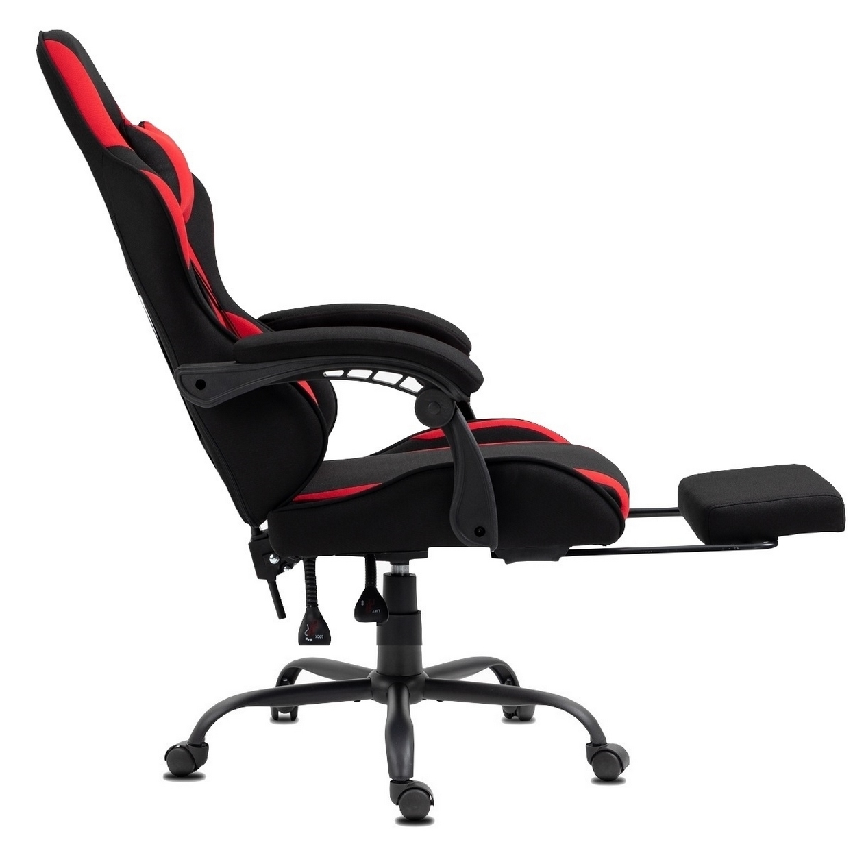 Gaming-Stuhl, schwarz mit roten Akzenten, Fußstütze ausgefahren. Seitenansicht, weißer Hintergrund. Mit Armlehnen und Rollen.