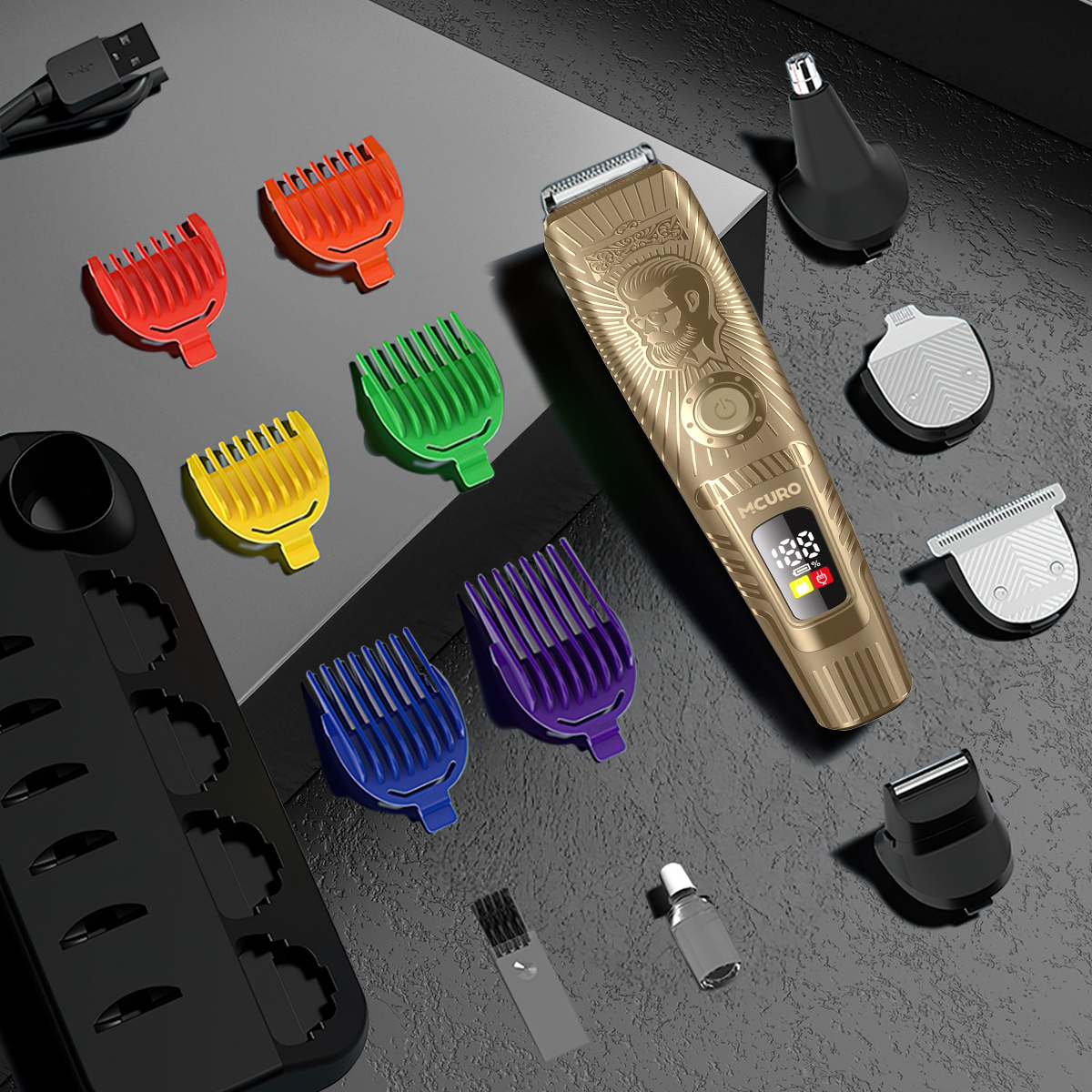 Goldener Haarschneider mit Aufsätzen, farbigen Kämmen, einem schwarzen Ständer und kleinem Zubehör auf grauer Oberfläche angeordnet.