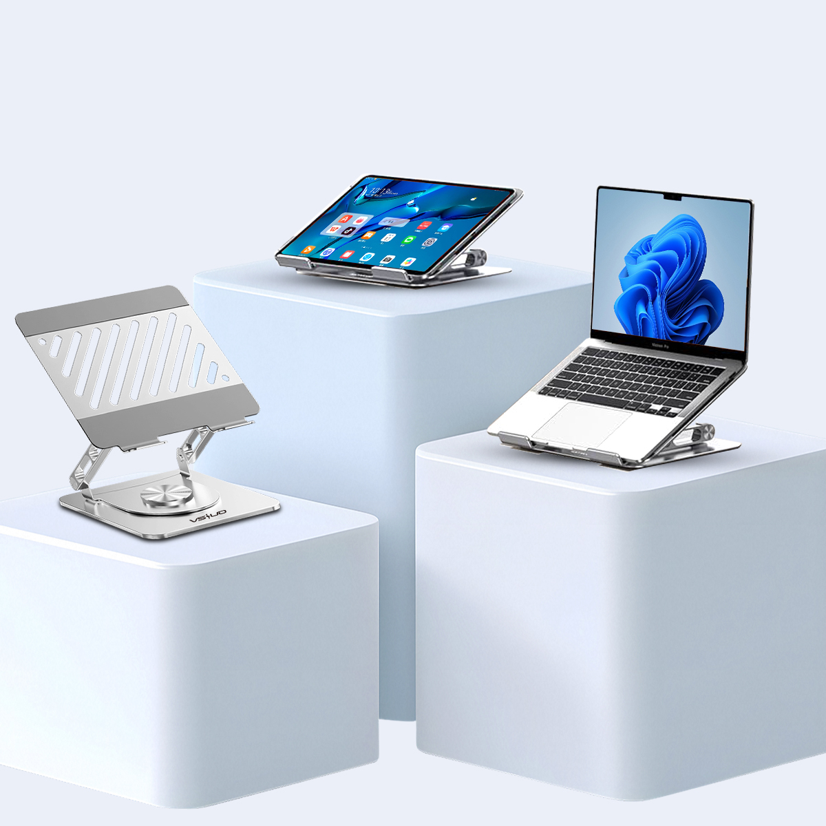 Drei Geräte auf Ständern. Ein Laptop mit blauem Wellenbildschirm, ein Tablet und ein einzelner Ständer. Alles auf weißen Würfeln.