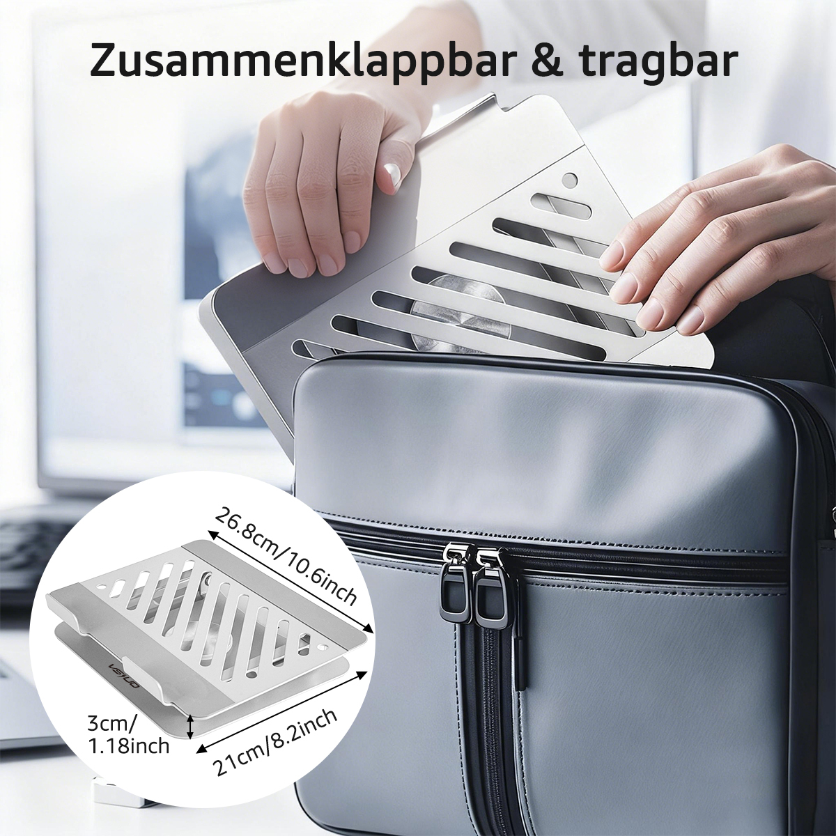 Hände legen ein zusammenklappbares Metallteil in eine graue Tasche. Der Artikel wird mit Abmessungen angezeigt. Hintergrund zeigt einen Bildschirm.