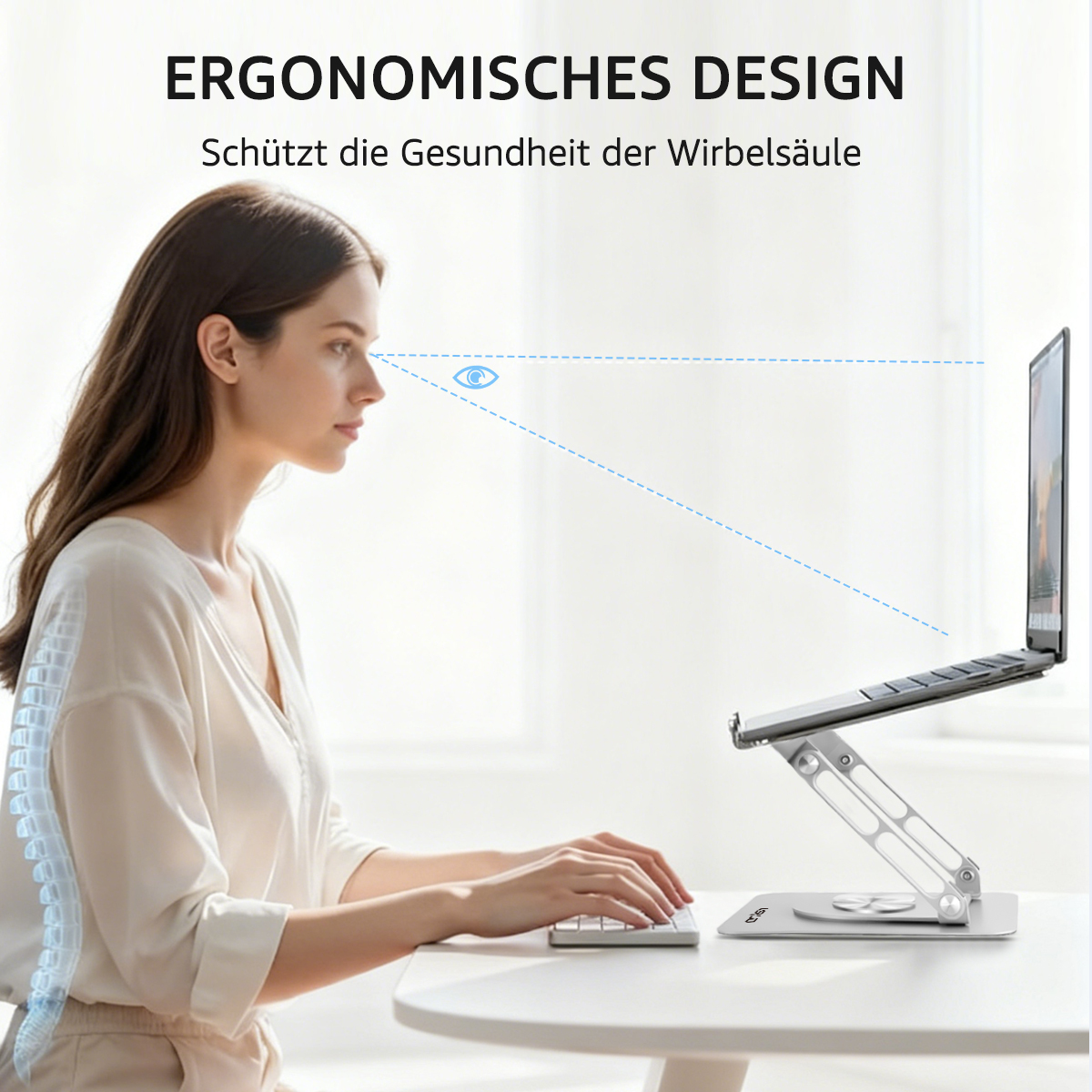 Frau benutzt Laptop auf einem Ständer, tippt auf Tastatur. Der Ständer erhöht den Laptop, fördert gute Haltung.