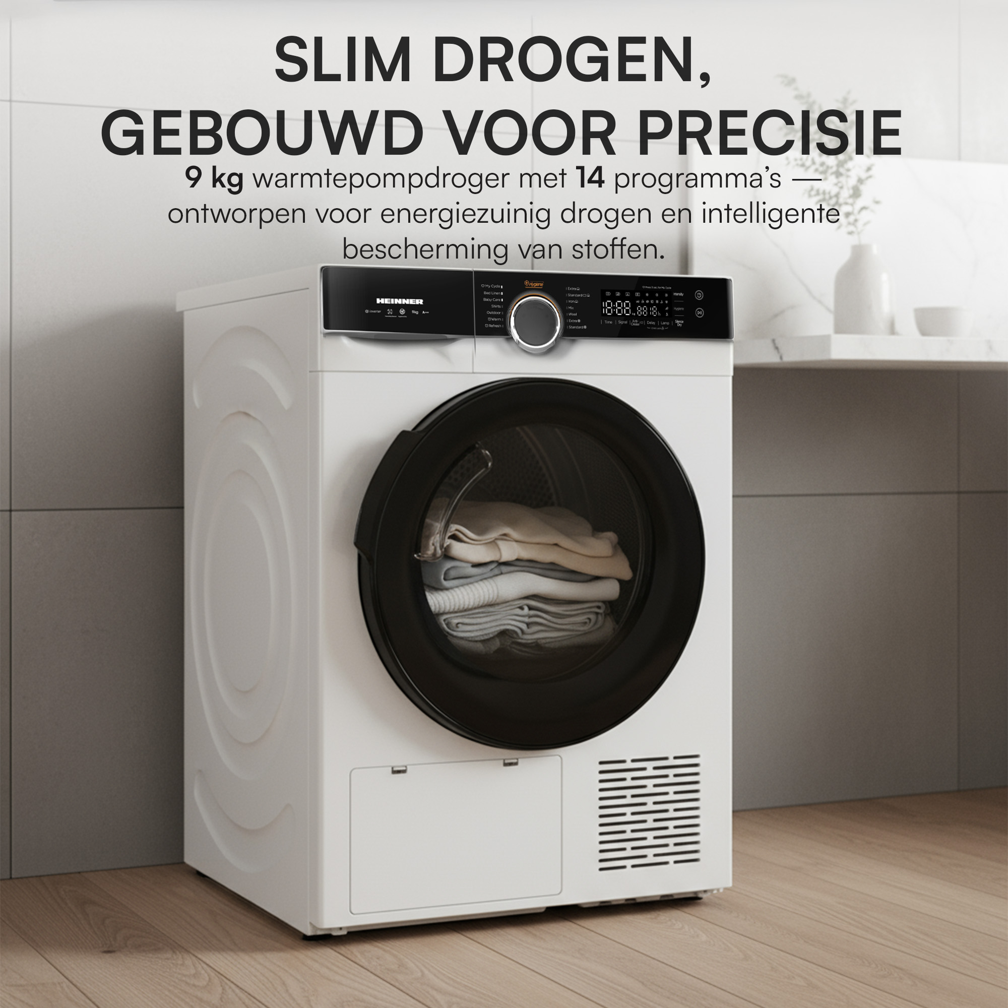 Ein weißer Trockner mit schwarzer Tür im Badezimmer. Kleidung ist darin. Text oben: 'Slim Drogen'.