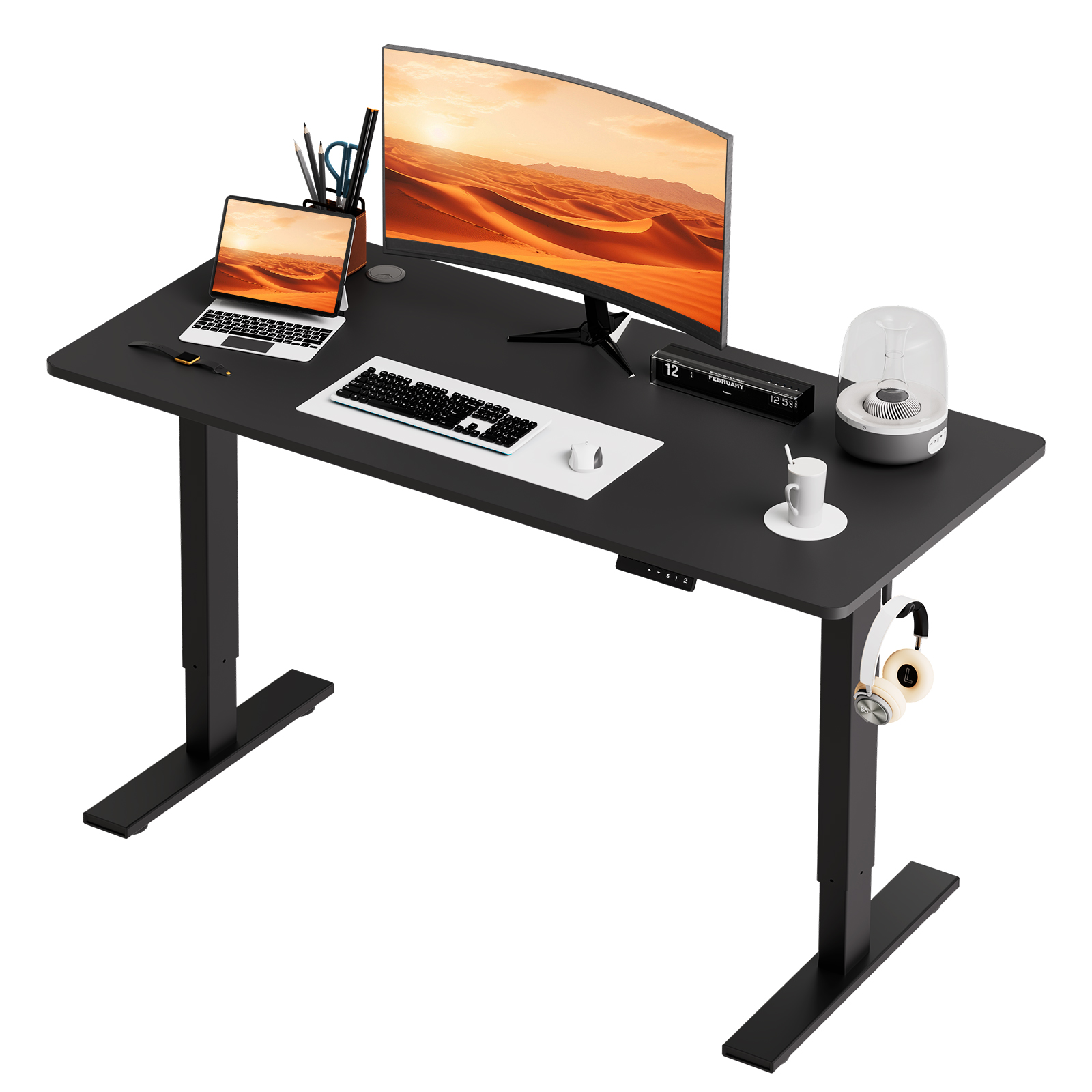 Ein moderner schwarzer Schreibtisch mit Monitor, Laptop, Tastatur, Maus, Kalender, Lampe, Tasse, Kopfhörern und Schreibwaren.