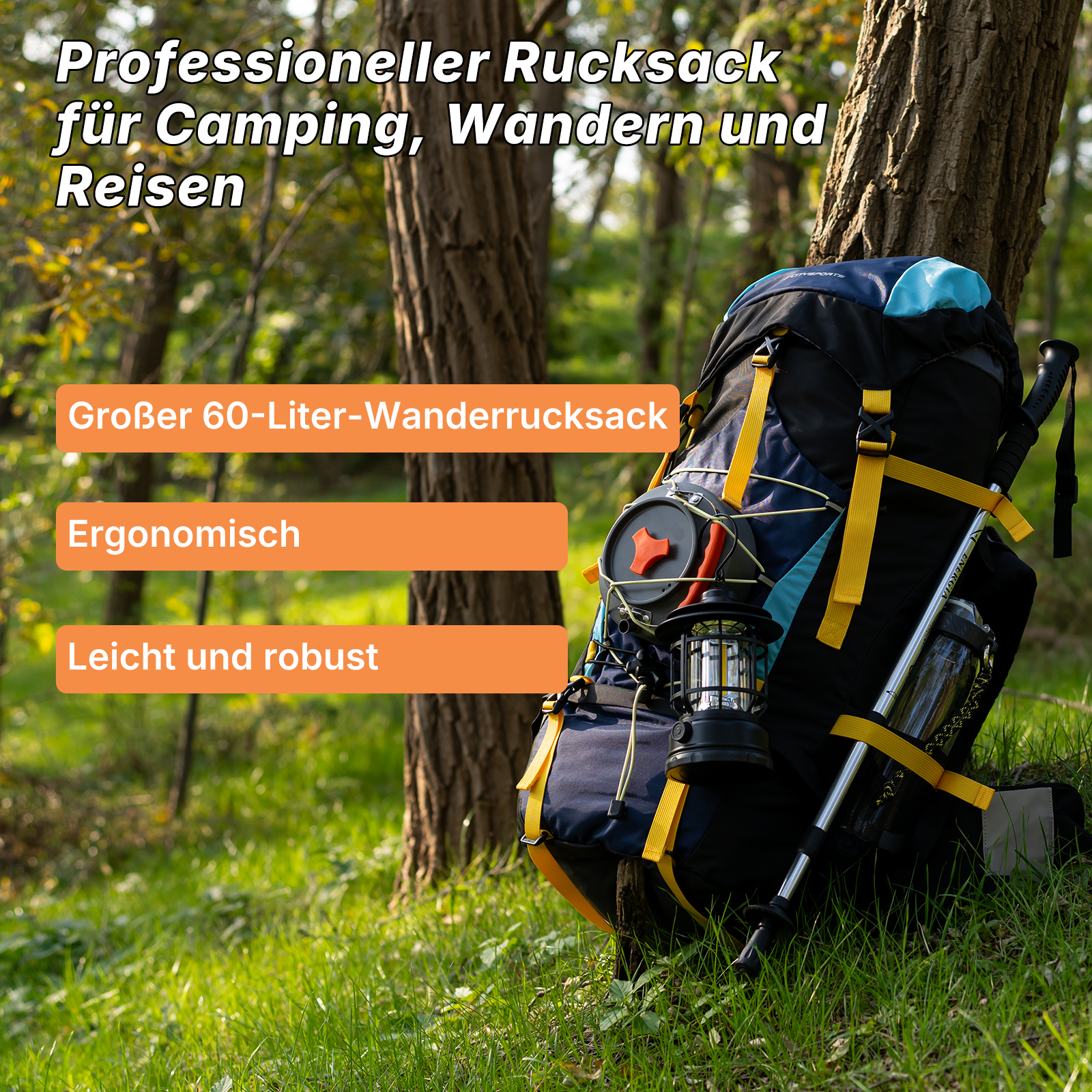Ein Campingrucksack steht neben einem Baum. Er hat gelbe Gurte und eine Laterne. Ein Wanderstock ist in der Nähe.