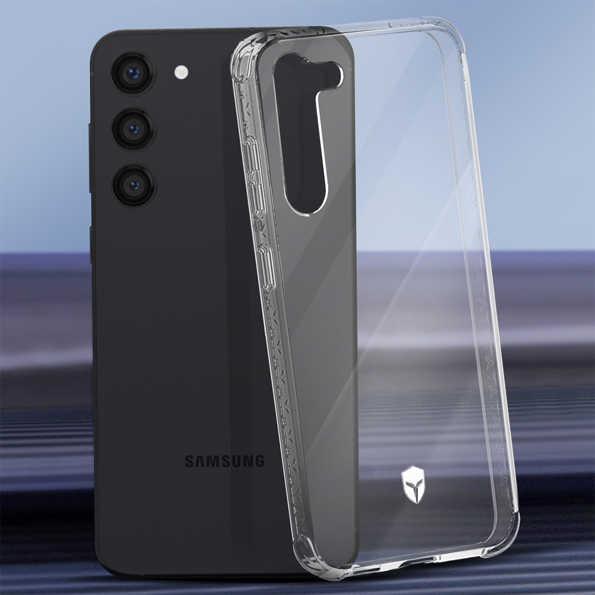 Een zwarte Samsung telefoon met een doorzichtige hoes. De telefoon heeft drie camera's. De hoes bedekt de telefoon gedeeltelijk.