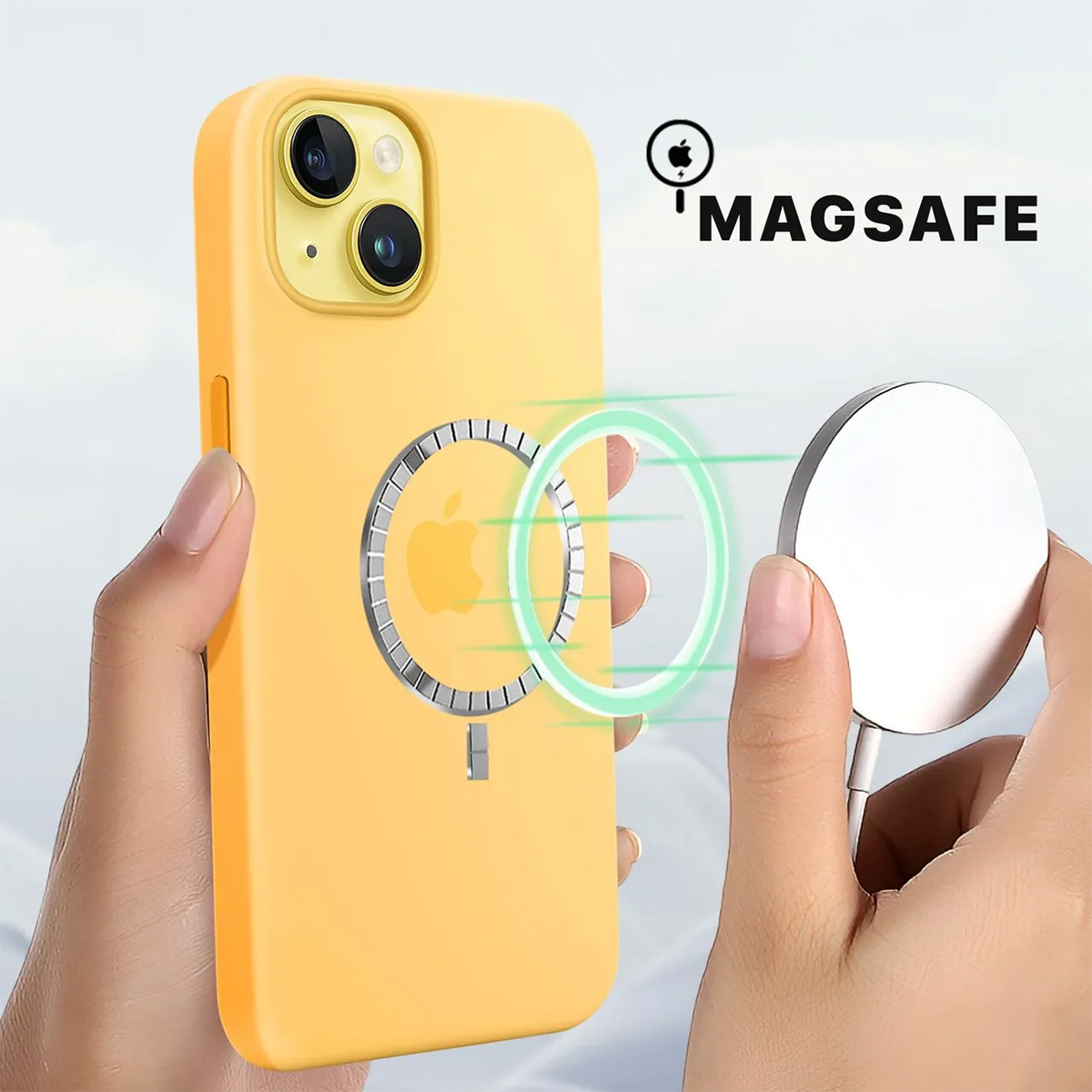 Een hand houdt een gele iPhone-hoes met MagSafe vast. Een witte MagSafe-oplader zweeft in de buurt, met een Apple-logo op de hoes.