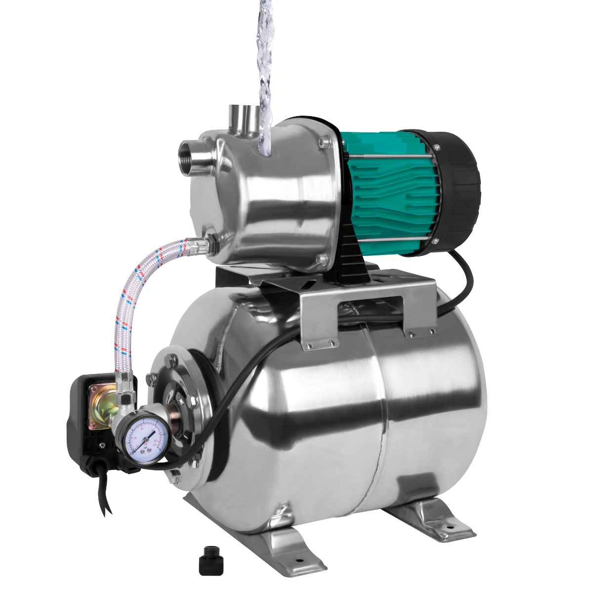 Een metalen waterpomp met een groene motor, manometer en waterstraal. Het staat op een witte achtergrond.