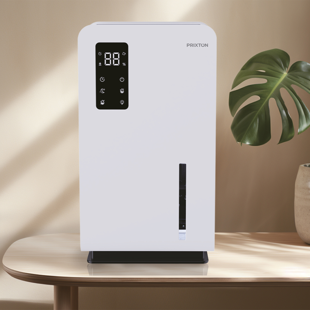 Biały oczyszczacz powietrza stoi na drewnianym stole. Zielony liść znajduje się za oczyszczaczem. Oczyszczacz wyświetla wilgotność 88%.
