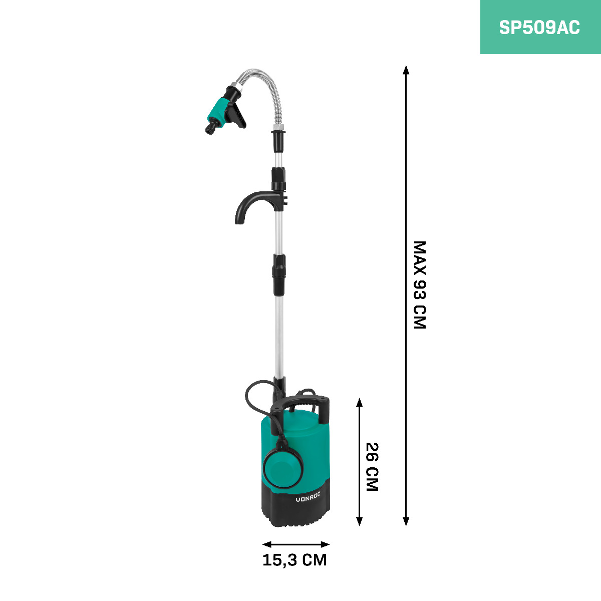 Een groen-zwarte waterpomp met een douchekop. Het heeft de afmetingen: max 93cm, 26cm en 15,3cm. Het merk is VONROC.