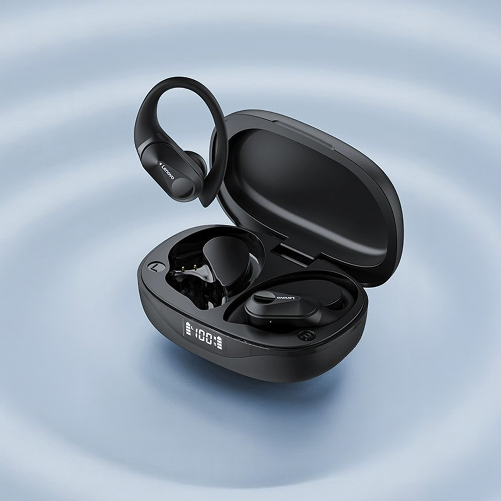 Auriculares Lenovo negros en un estuche de carga abierto. Un auricular está afuera. El estuche muestra el porcentaje de batería. Fondo azul.