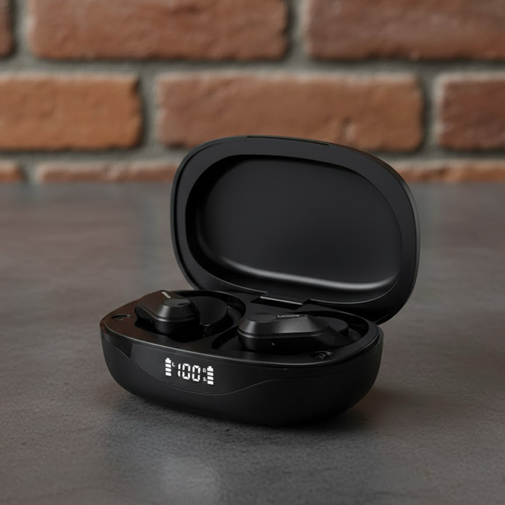 Auriculares inalámbricos negros con estuche de carga sobre una mesa. El estuche está abierto, mostrando los auriculares y una pantalla que indica el 100% de carga.