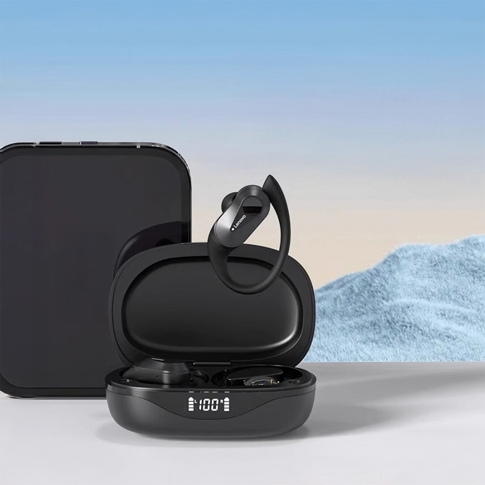 Auriculares y estuche de carga Lenovo negros con un teléfono. El estuche muestra la pantalla del nivel de batería. Fondo de cielo azul claro.