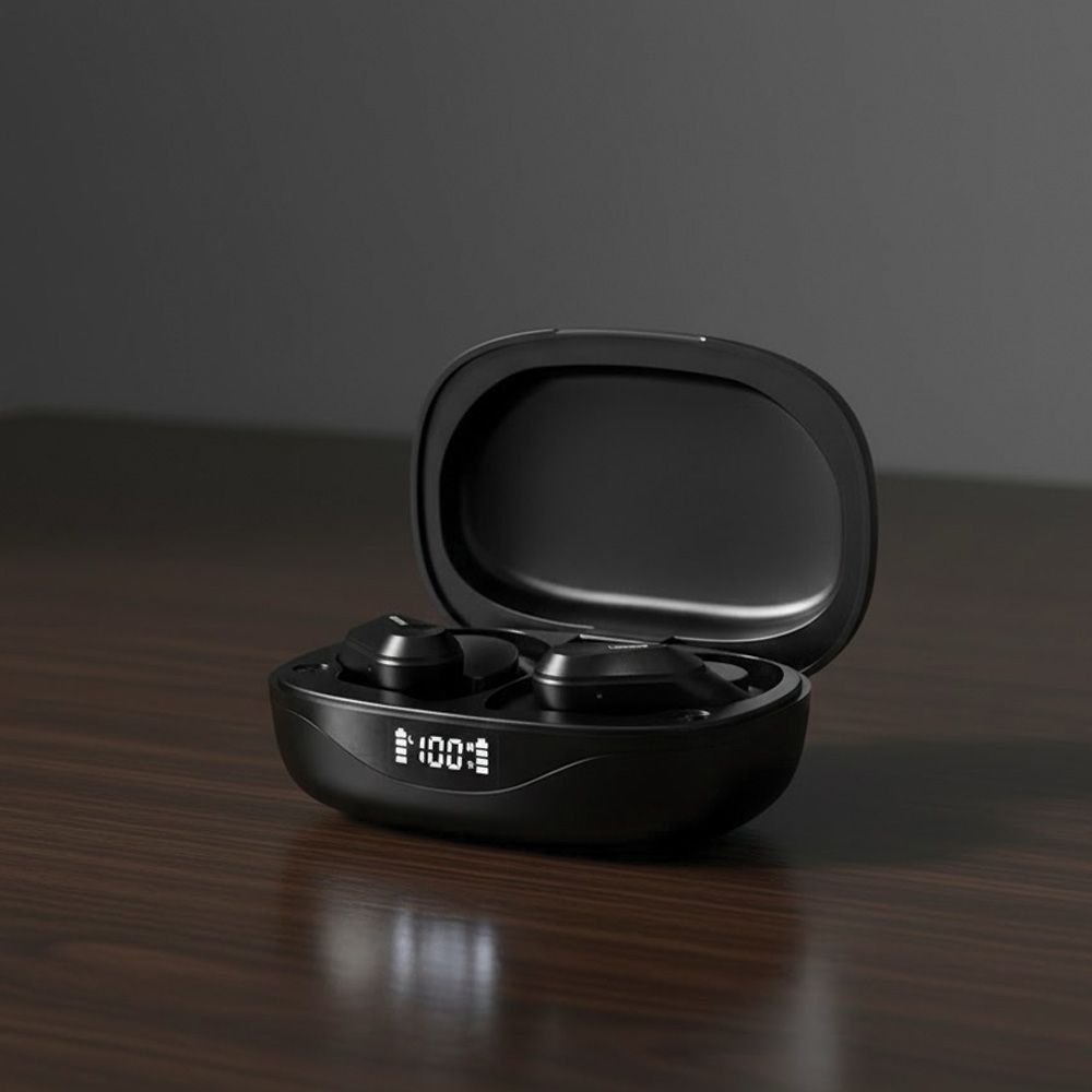 Estuche de carga de auriculares negro, abierto, mostrando los auriculares dentro. La pantalla digital muestra 100%. Sobre una superficie de madera, con fondo gris oscuro.