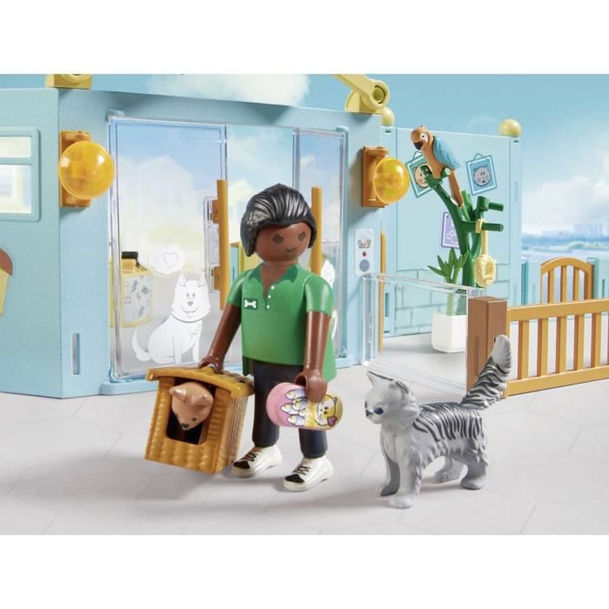 Una figura sostiene un perro en una canasta y una patineta, junto a un gato. Un loro está en un árbol. La escena es una clínica veterinaria.