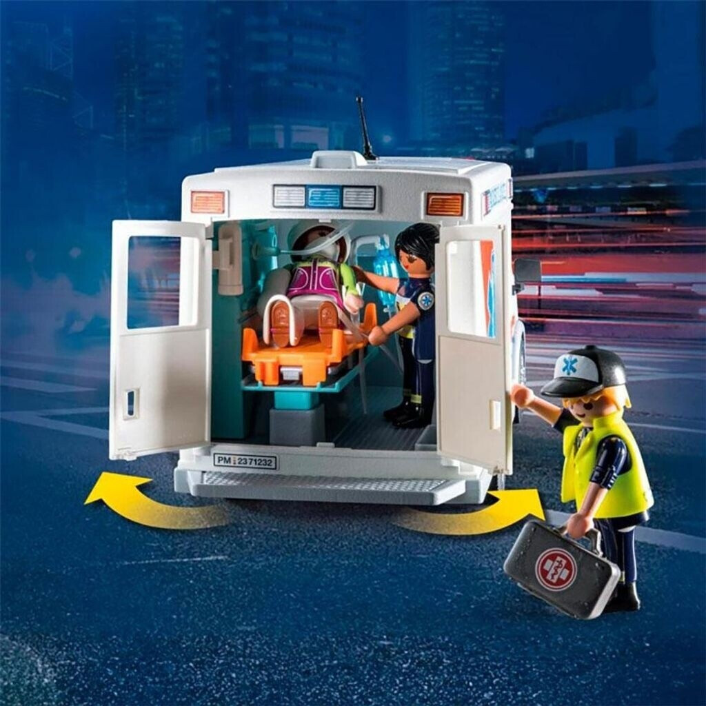 Ambulancia de juguete con paciente dentro, dos paramédicos, uno con maletín y un fondo de ciudad.