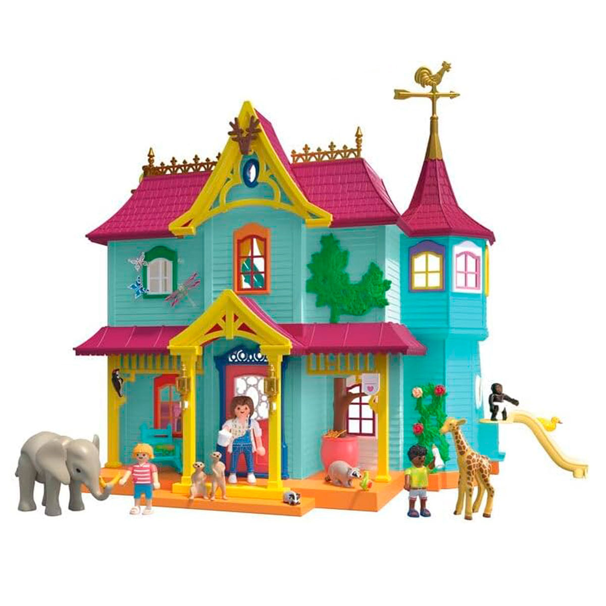 Una casa de juguete colorida con figuras y animales. La casa tiene un techo rosa y paredes azules. Hay una jirafa, un elefante y un tobogán.