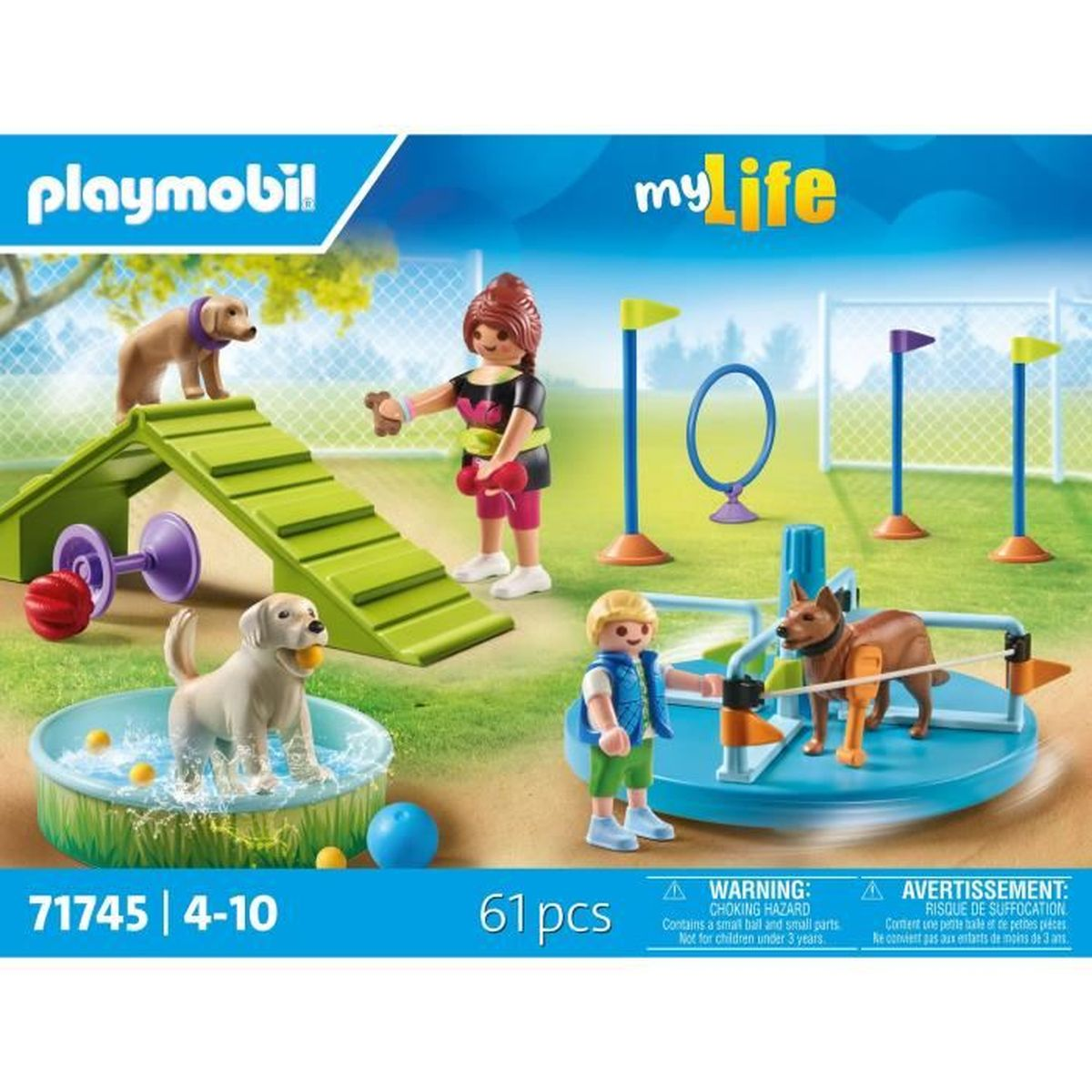Zestaw do tresury psów Playmobil. Zawiera figurki, psy, sprzęt do agility i akcesoria. Zestaw znajduje się na zielonym tle.