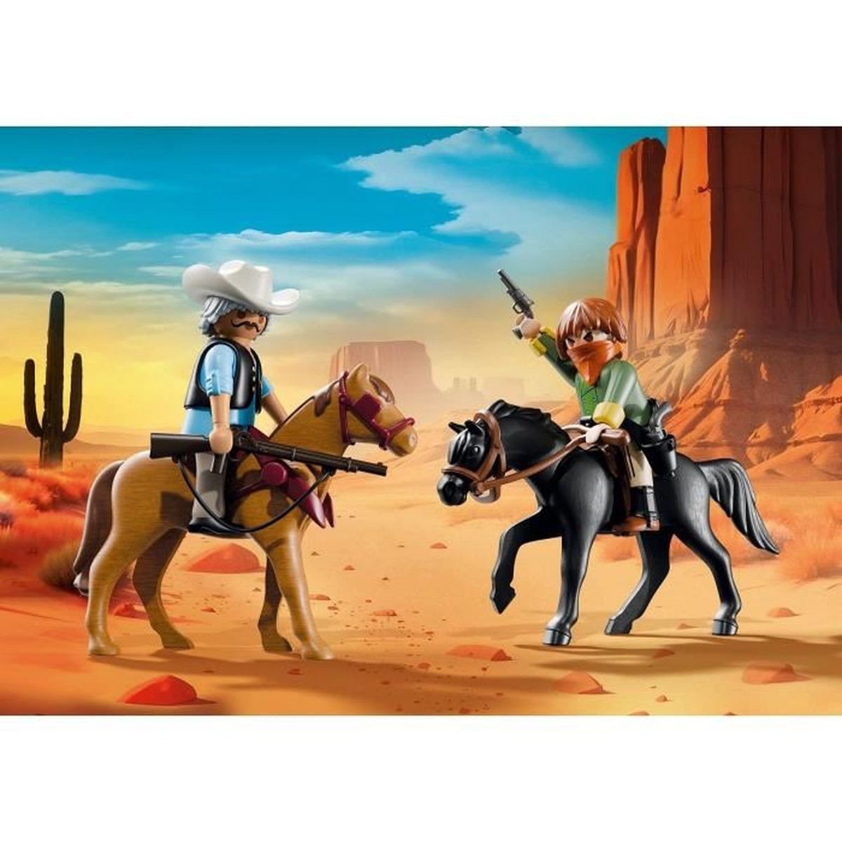 Dos vaqueros de juguete a caballo. Uno con rifle, otro con pistola. Fondo: paisaje desértico, cactus, mesas y cielo azul.