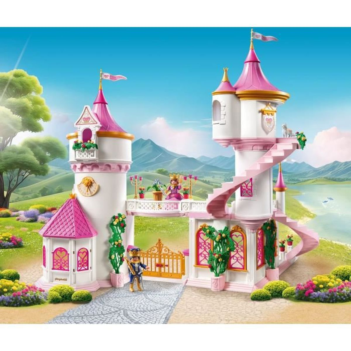 Een speelgoedkasteel met roze accenten, een koningin en een bewaker. De achtergrond toont een meer, bergen en blauwe lucht.
