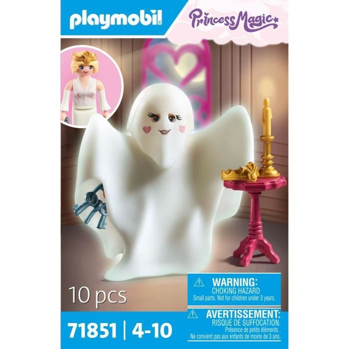 Playmobil set met een witte spookfiguur, een kaars, een prinsessenpop en een waarschuwingslabel. De achtergrond is een roze raam.