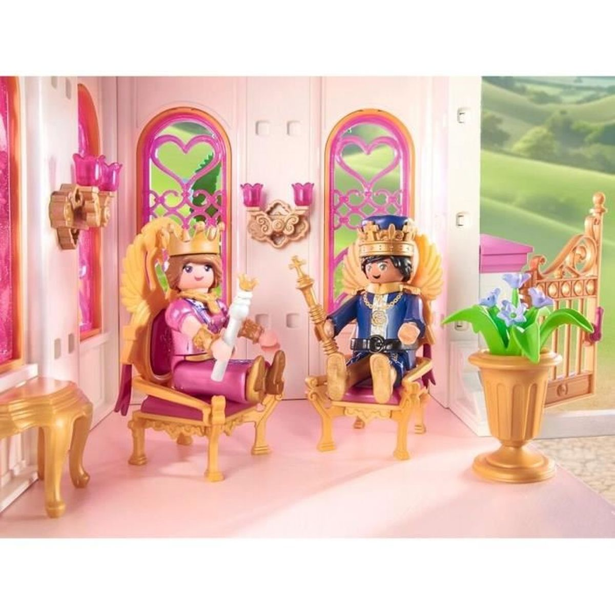 Twee speelgoedfiguren, een koning en koningin, zitten op tronen. Ze dragen kronen en houden scepters vast, in een roze kamer met hartvormige ramen.