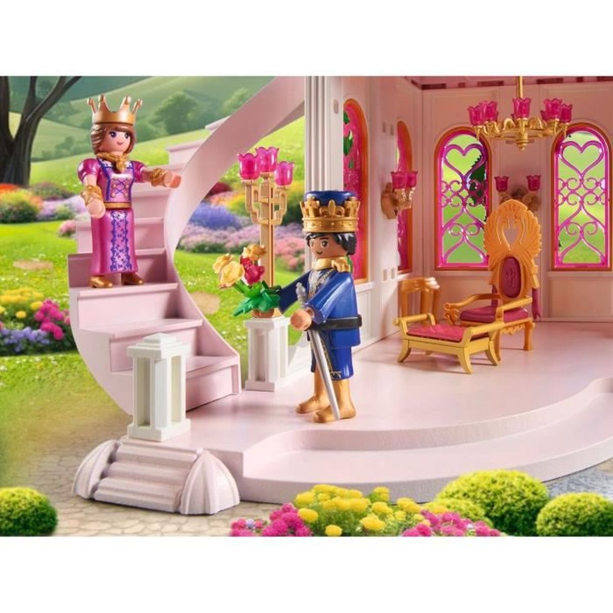 Een speelgoed kasteelscene met een koningin en een prins. De koningin staat op een trap, de prins houdt bloemen vast. Er zijn bloemen en struiken.