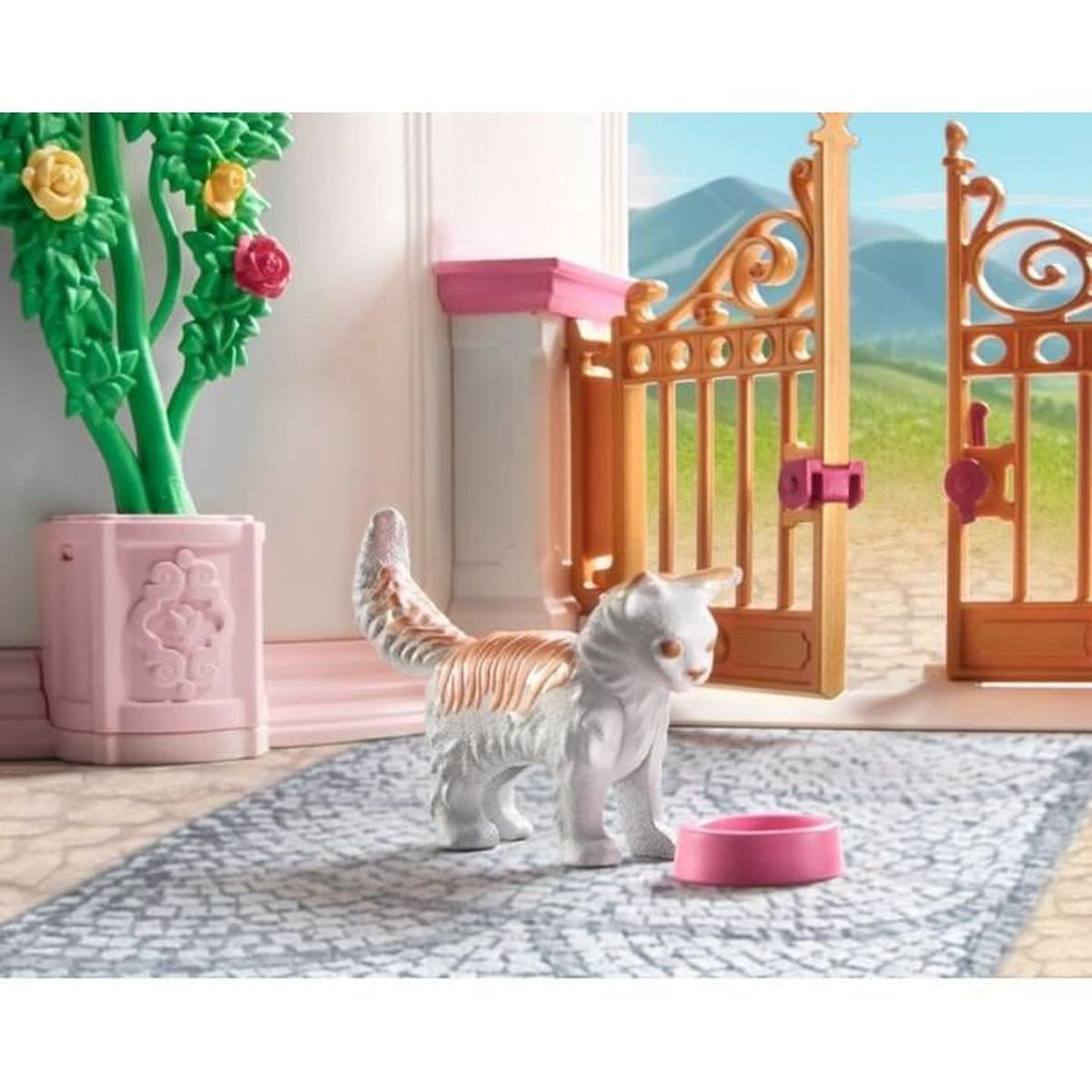Een wit-oranje kat staat bij een roze kom op een kleed. Een decoratieve poort en plant zijn op de achtergrond.
