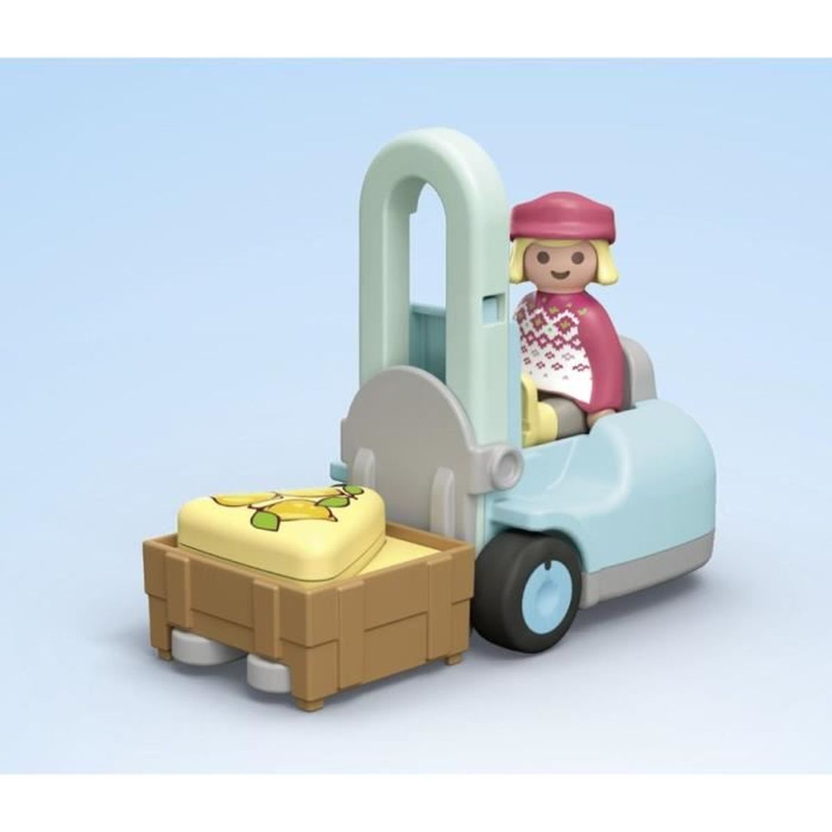 Un carrello elevatore giocattolo con una figura con un cappello rosso. Trasporta un oggetto giallo in una scatola di legno. Lo sfondo è azzurro.