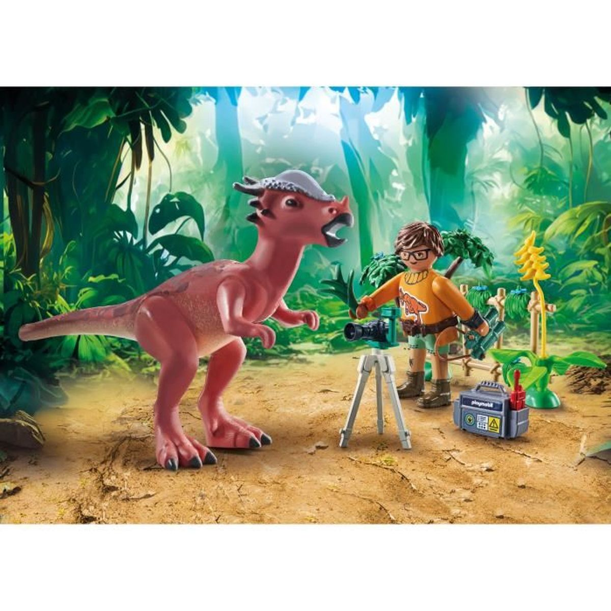 Un dinosaurio rosa y una persona con gafas están en una escena de jungla. Una cámara en un trípode y una radio son visibles.