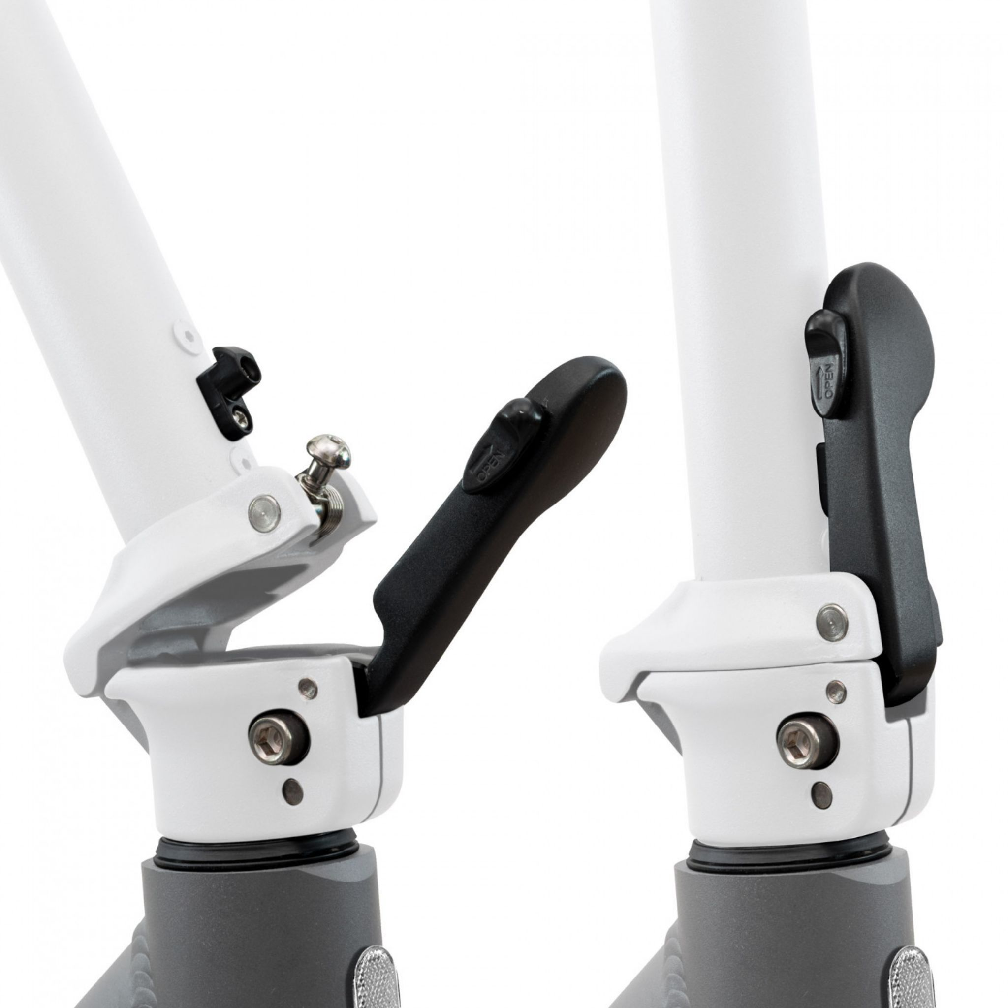 Zwei Abschnitte eines weißen Rollerlenkers mit schwarzen Verriegelungsmechanismen. Die Griffe sind geöffnet und geschlossen. Graue Basis.