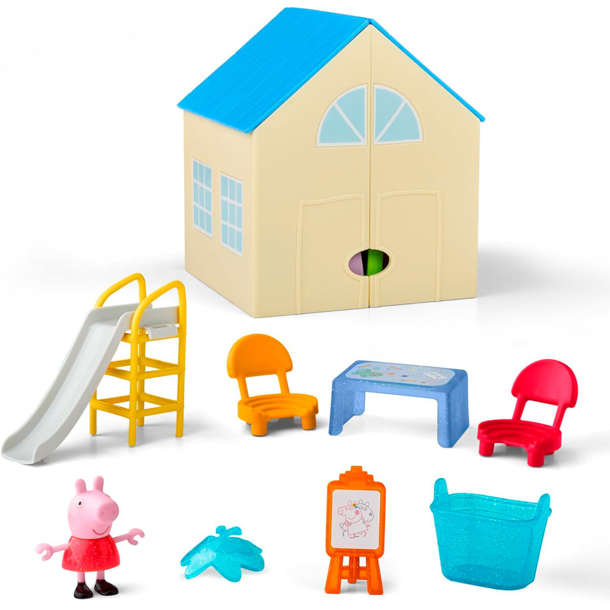 Una casa de juguete con techo azul, tobogán, sillas, mesa, figura de Peppa Pig y otros accesorios sobre una superficie blanca.