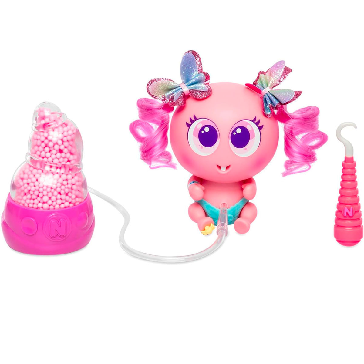 Una muñeca rosa con pinzas para el pelo de mariposa, pelo rosa y un pañal azul. Los accesorios incluyen un recipiente rosa y un gancho.