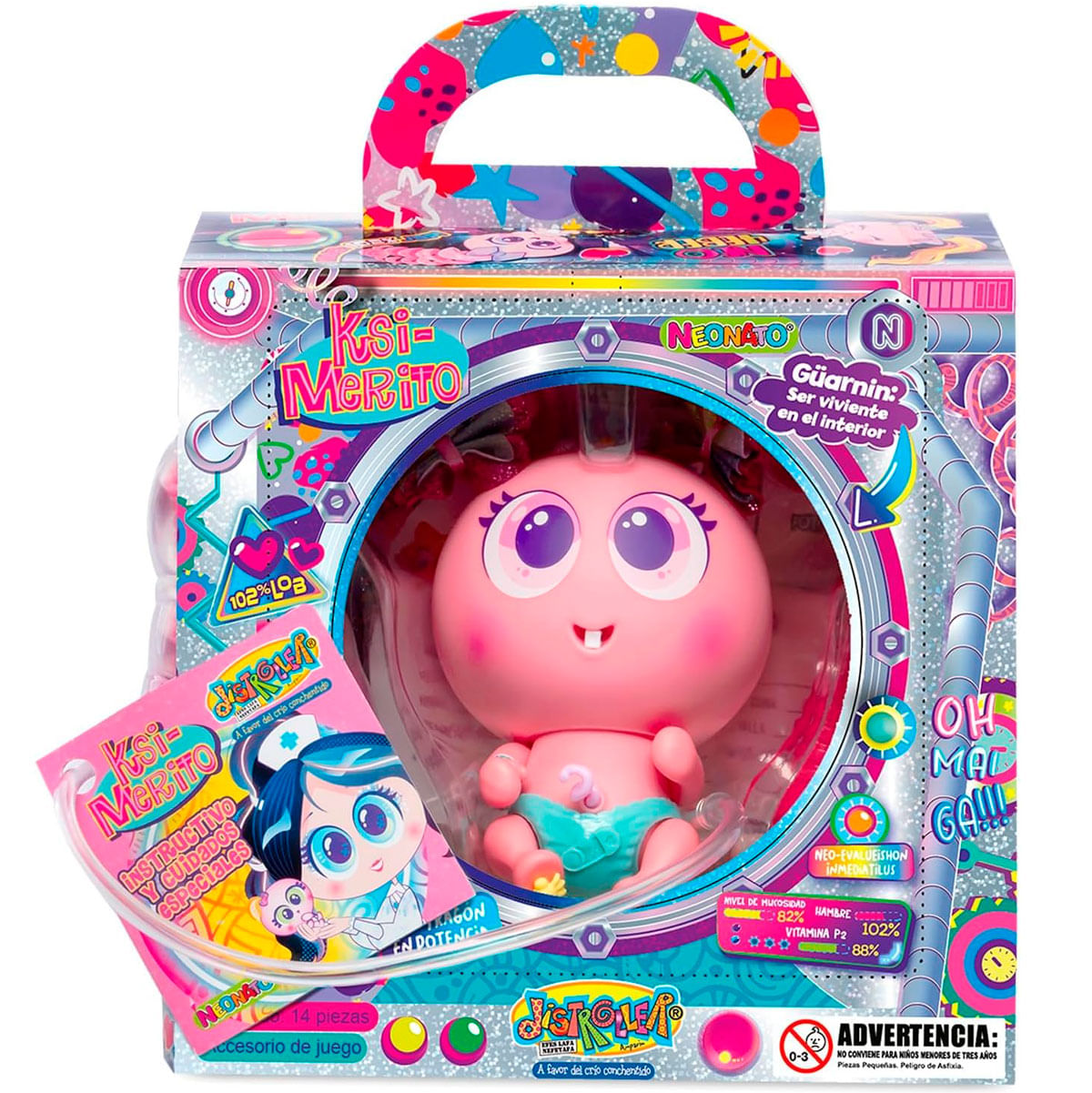 Una muñeca bebé rosa en una caja. La caja tiene texto e ilustraciones. La muñeca tiene ojos grandes y un pañal.