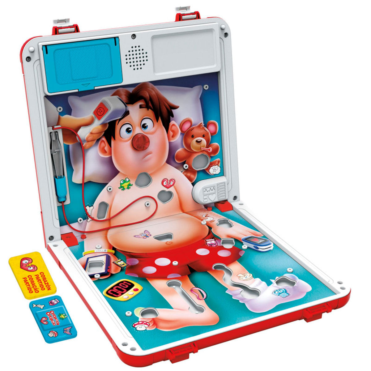 Un tablero de juego infantil con forma de cuerpo. Las partes a quitar incluyen una rana, un corazón y una mariposa. Un oso de peluche está cerca.