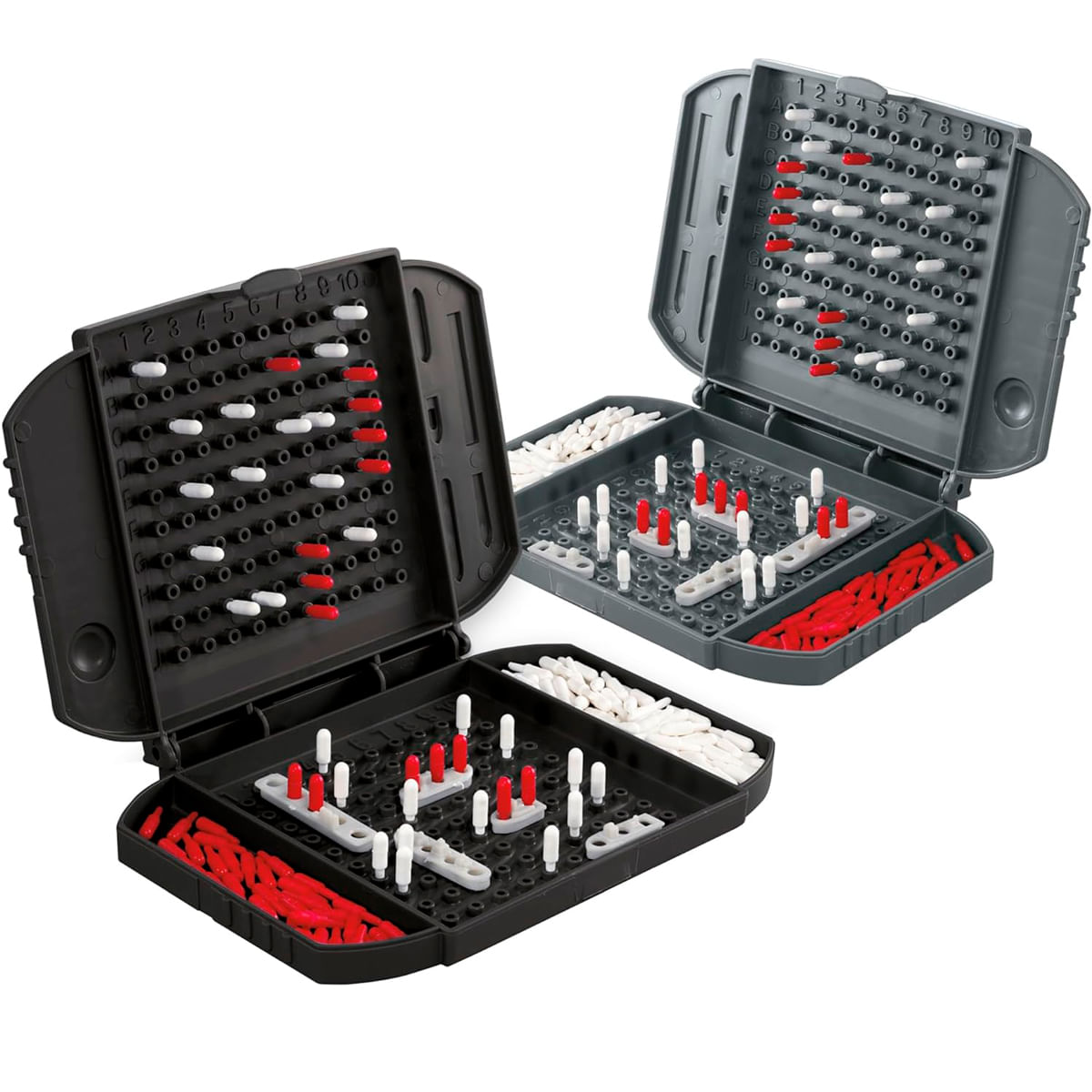 Tres tableros de juego de Batalla Naval abiertos, que muestran cuadrículas con clavijas rojas y blancas. Los tableros son negros y grises, con piezas rojas y blancas.