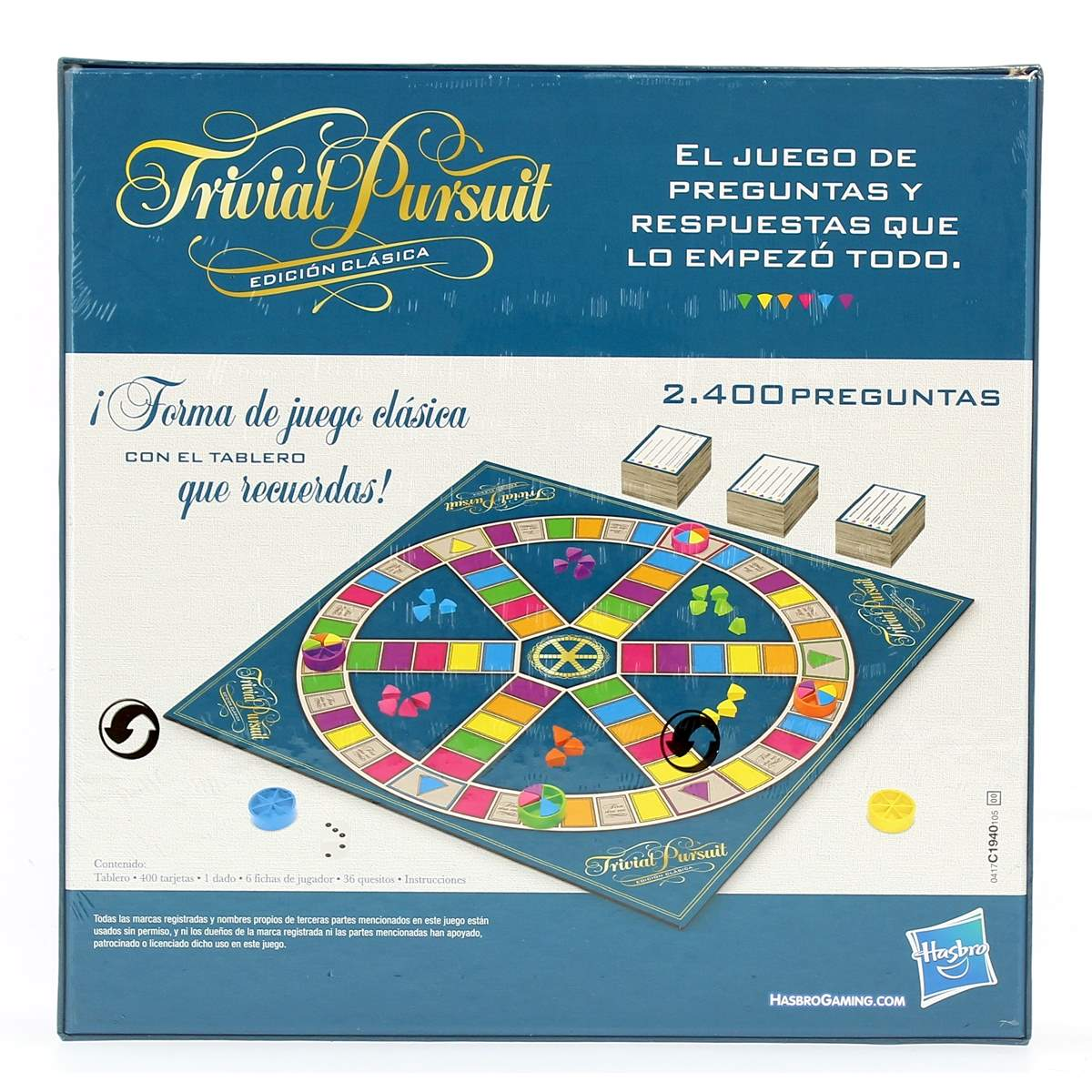 Caja del juego Trivial Pursuit. Fondo azul con tablero y texto. Incluye cartas, dados y fichas de jugador.