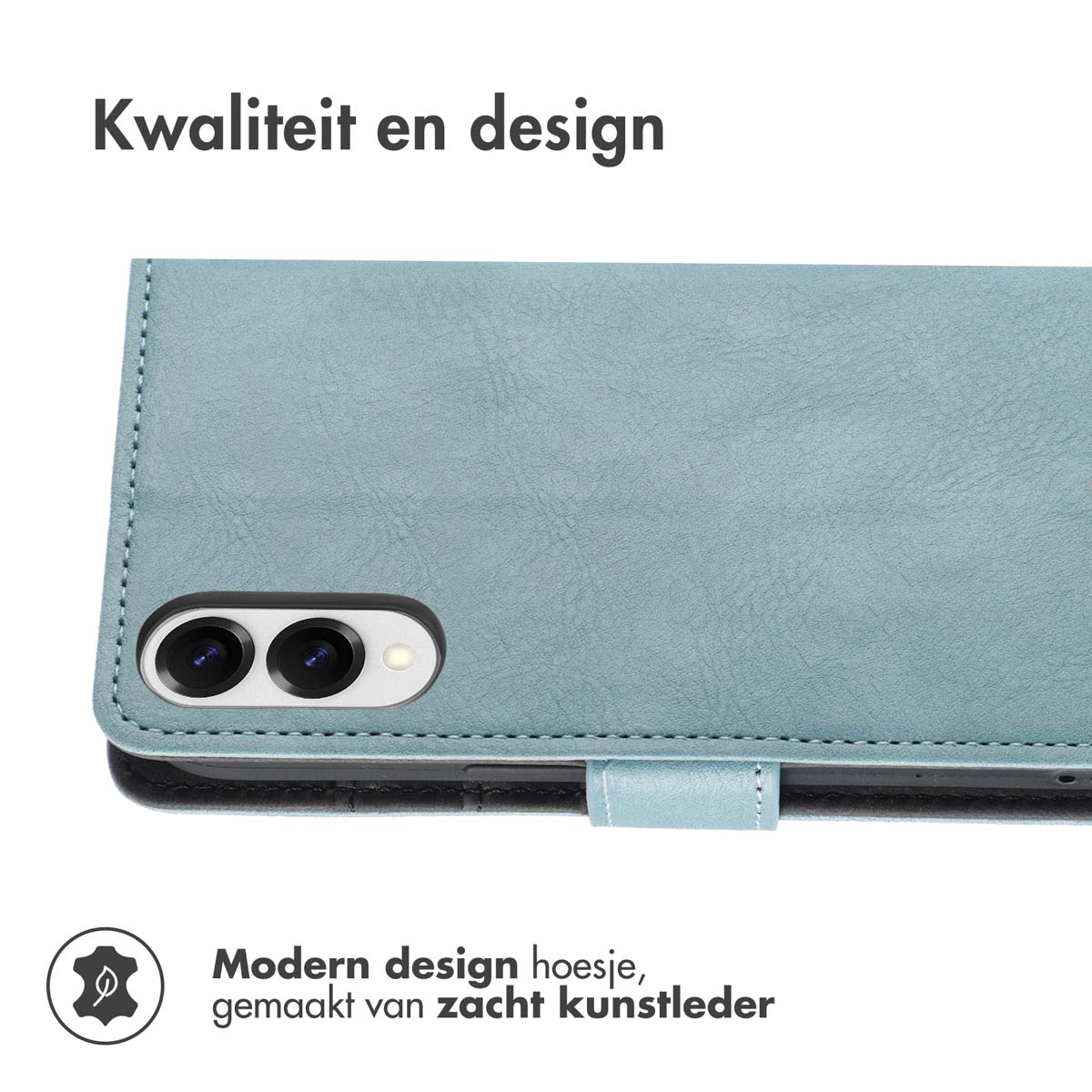 Close-up van een blauwe telefoonhoes met tekst. De hoes is gemaakt van leer en heeft een camera-uitsparing. Tekst luidt 'Kwaliteit en design'.