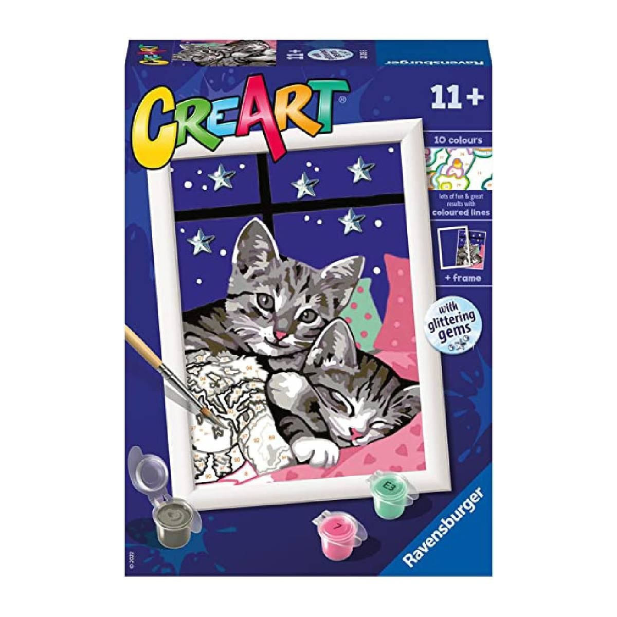 Una caja de kit de pintura por números 'Creart'. Presenta dos ilustraciones de gatos dentro de un marco, un fondo de noche estrellada y botes de pintura.