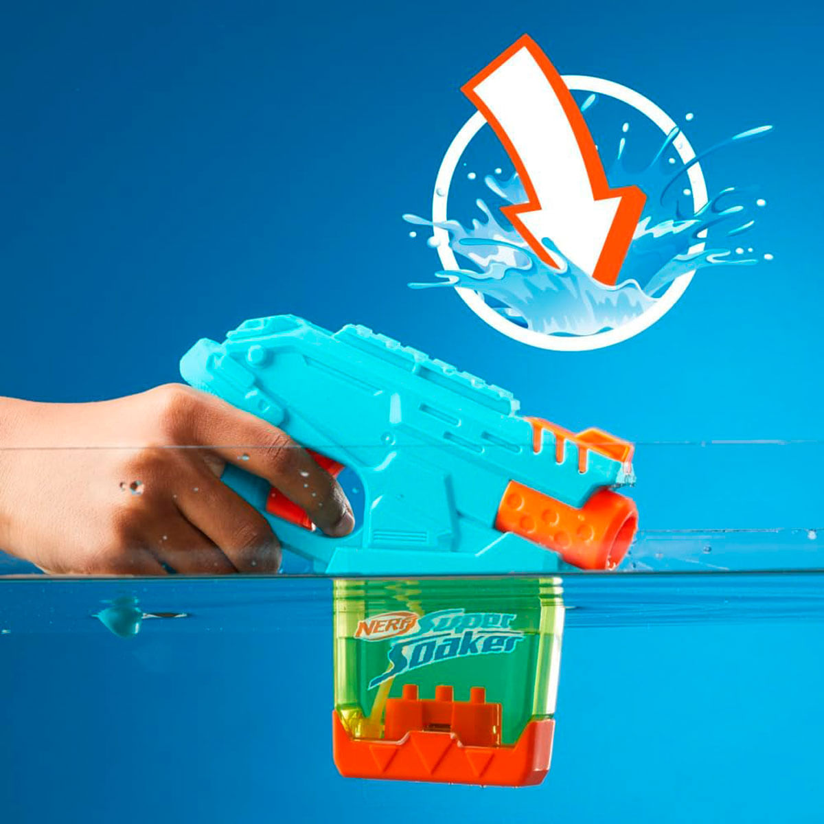 Una mano sostiene una pistola de agua azul y naranja sumergida en agua. Un gráfico de salpicaduras de agua con una flecha en el fondo.