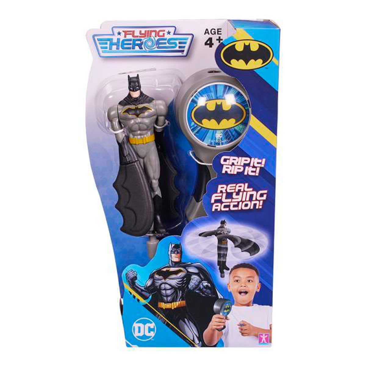 Un juguete de Batman en su embalaje. El embalaje muestra a Batman, la bat-señal y un niño con el juguete. El juguete es gris, negro y amarillo.