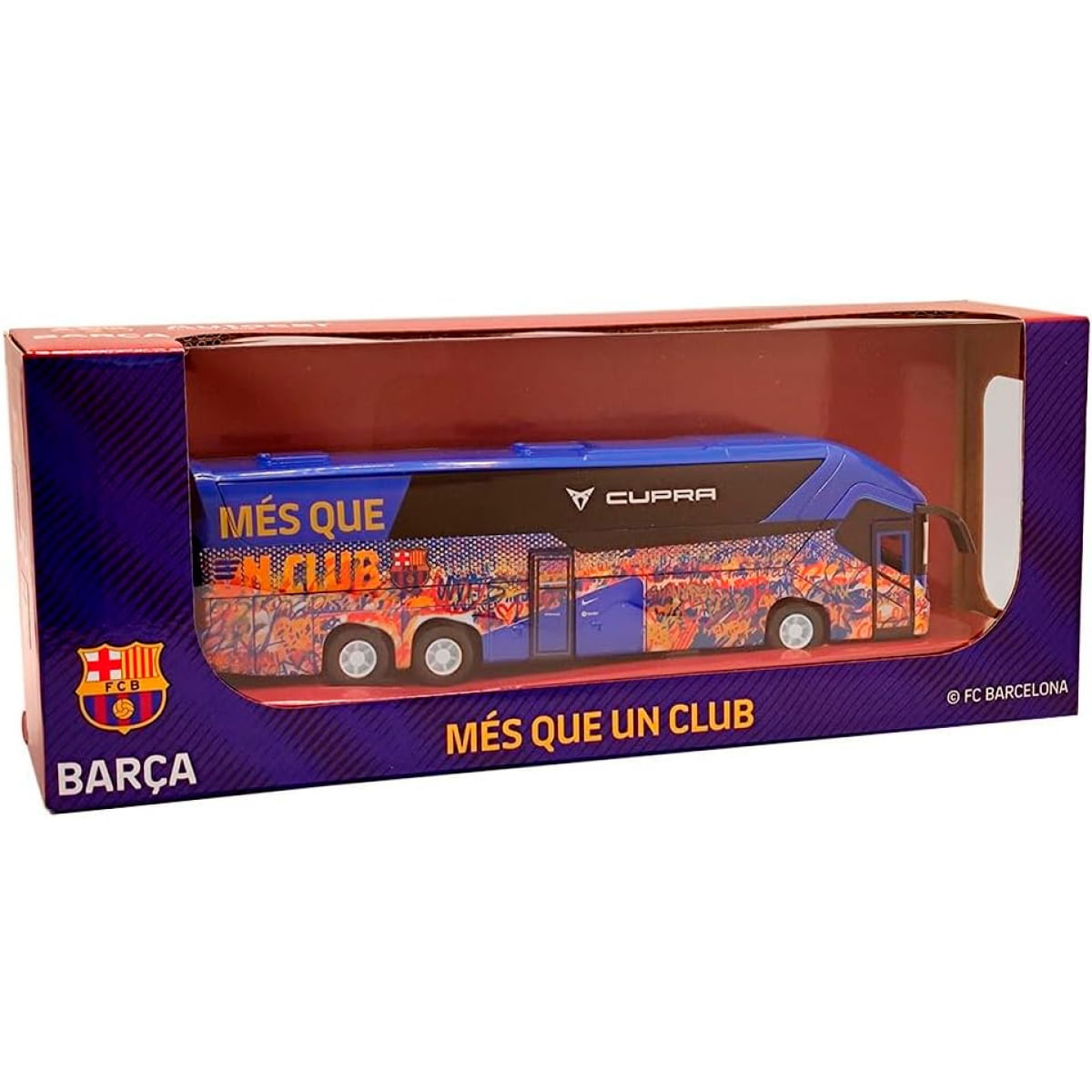 Un autobús de juguete en una caja. El autobús es azul y tiene el logo del FC Barcelona. La caja es roja y azul.