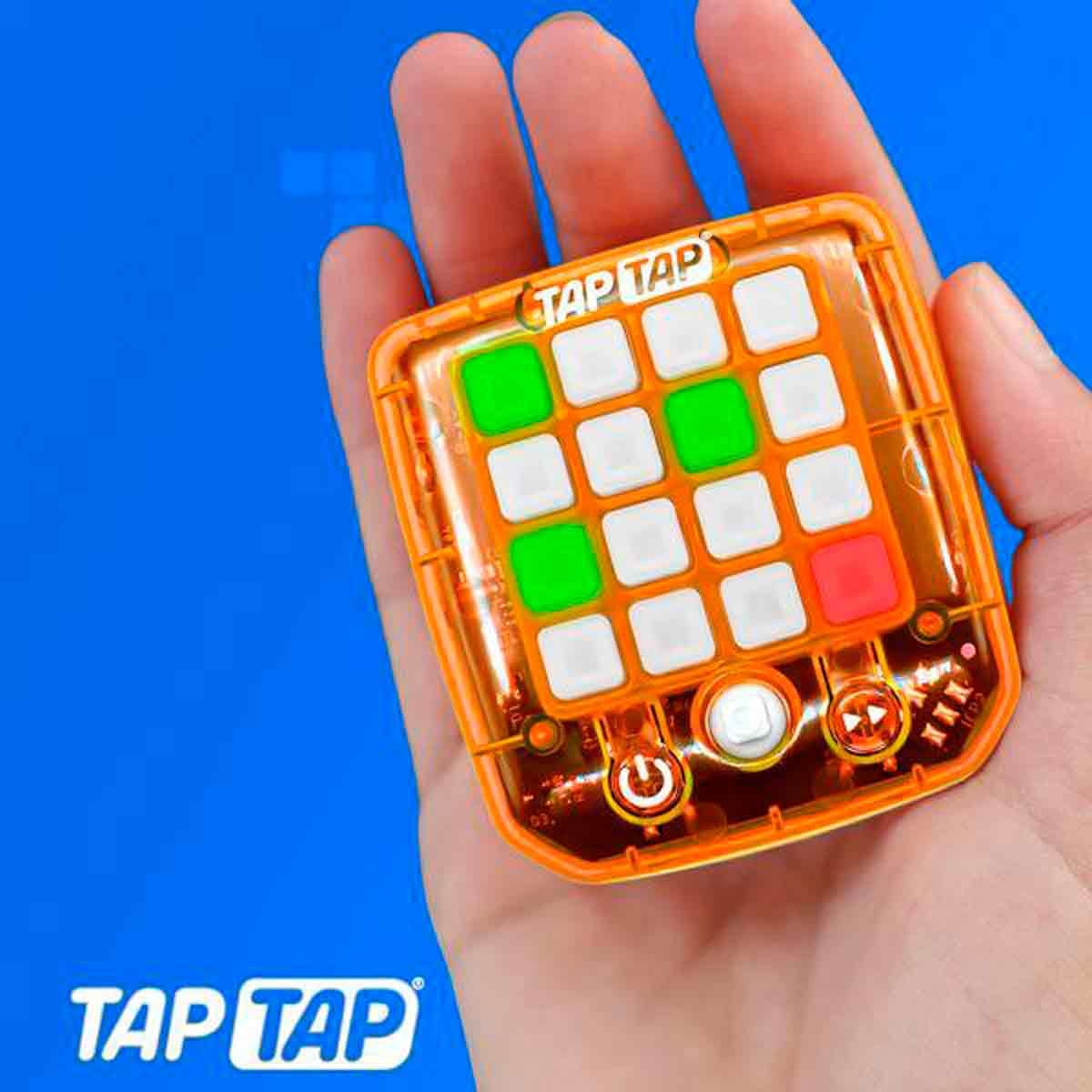 Una mano sostiene un juego naranja Tap Tap sobre un fondo azul. El juego tiene botones blancos, verdes y rojos.