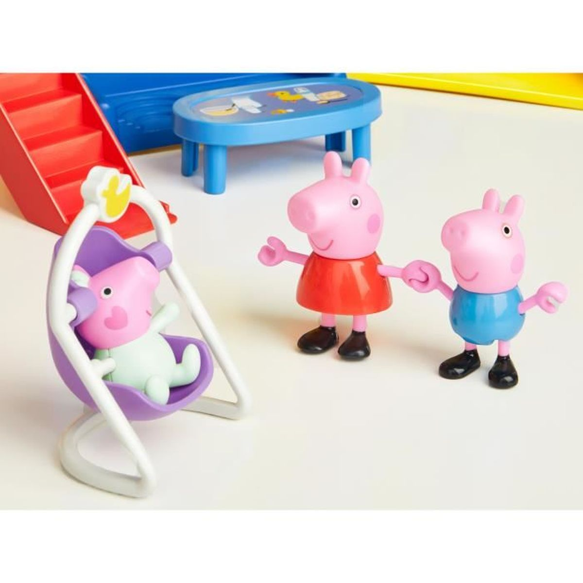 Juguetes de Peppa Pig con columpio, mesa y tobogán. Peppa y su amiga juntas, otro cerdo en el columpio.