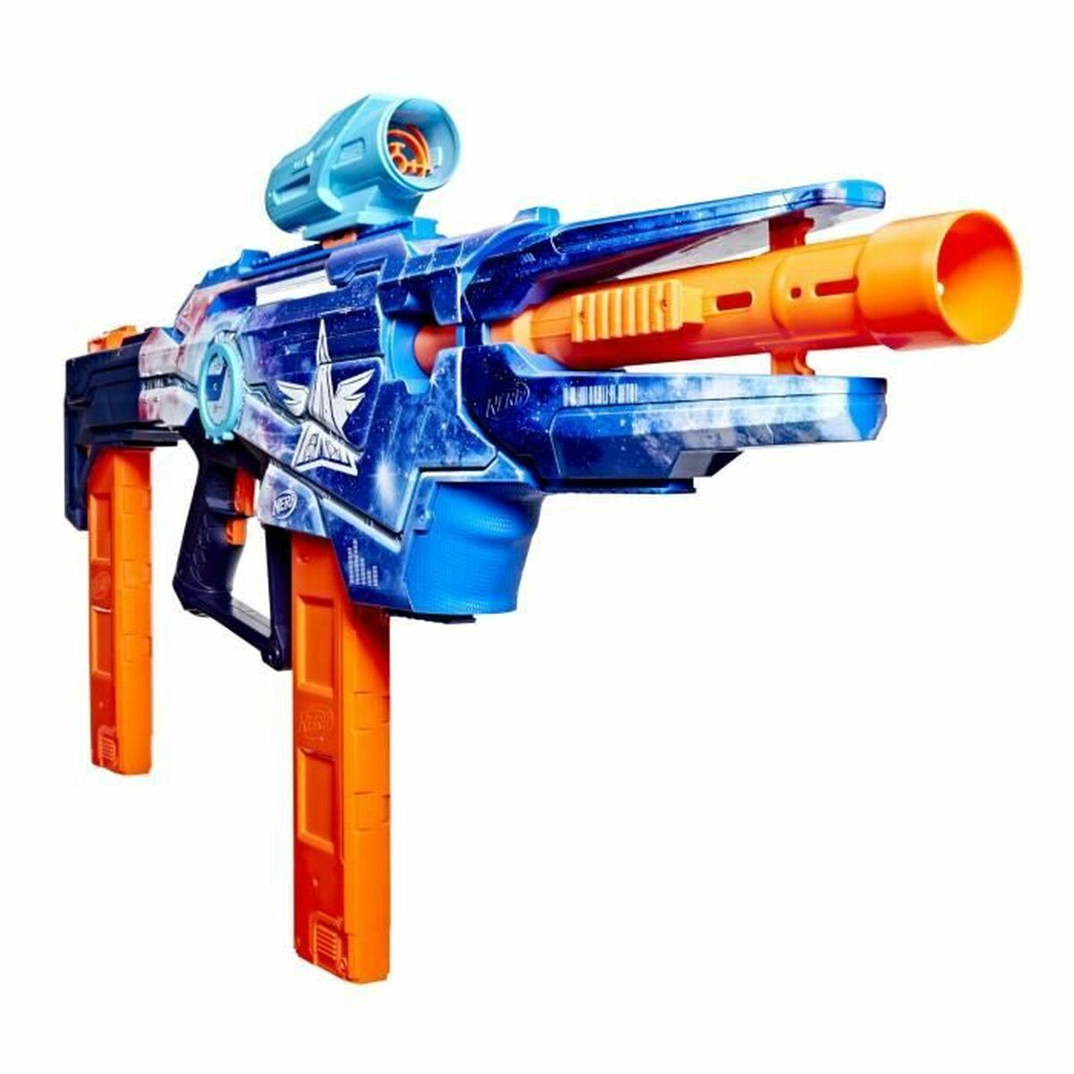 Una pistola de juguete azul y naranja con mira telescópica. Tiene un emblema de estrella y está sobre un fondo blanco.