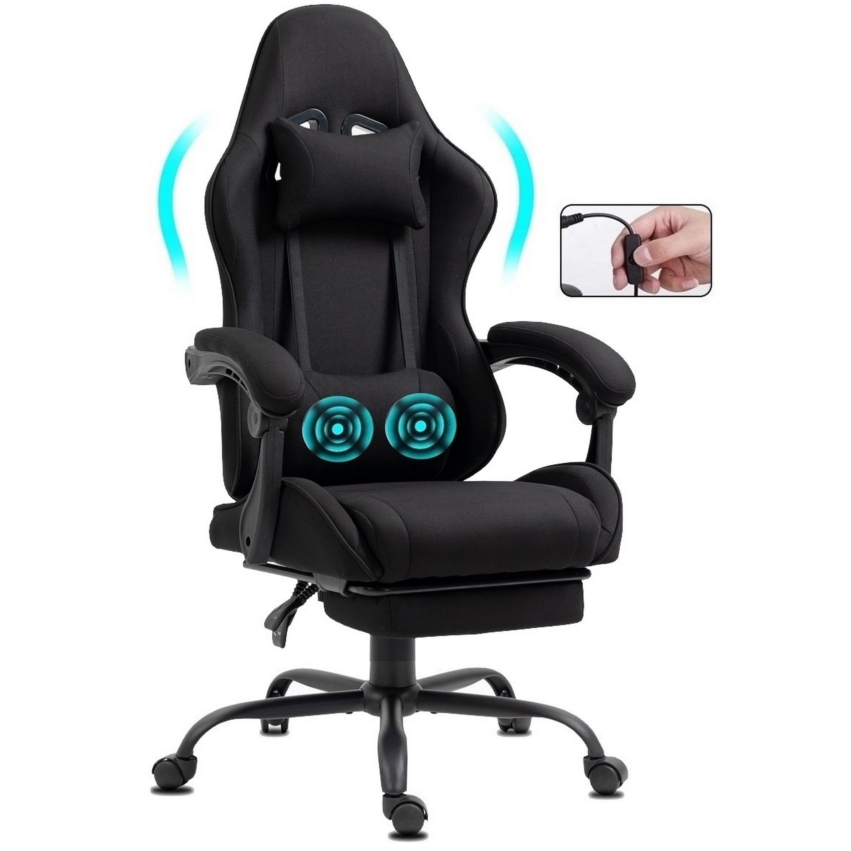Schwarzer Gaming-Stuhl mit Kopf- und Lendenstütze. Enthält eine Fußstütze. Eine Hand hält einen Controller.