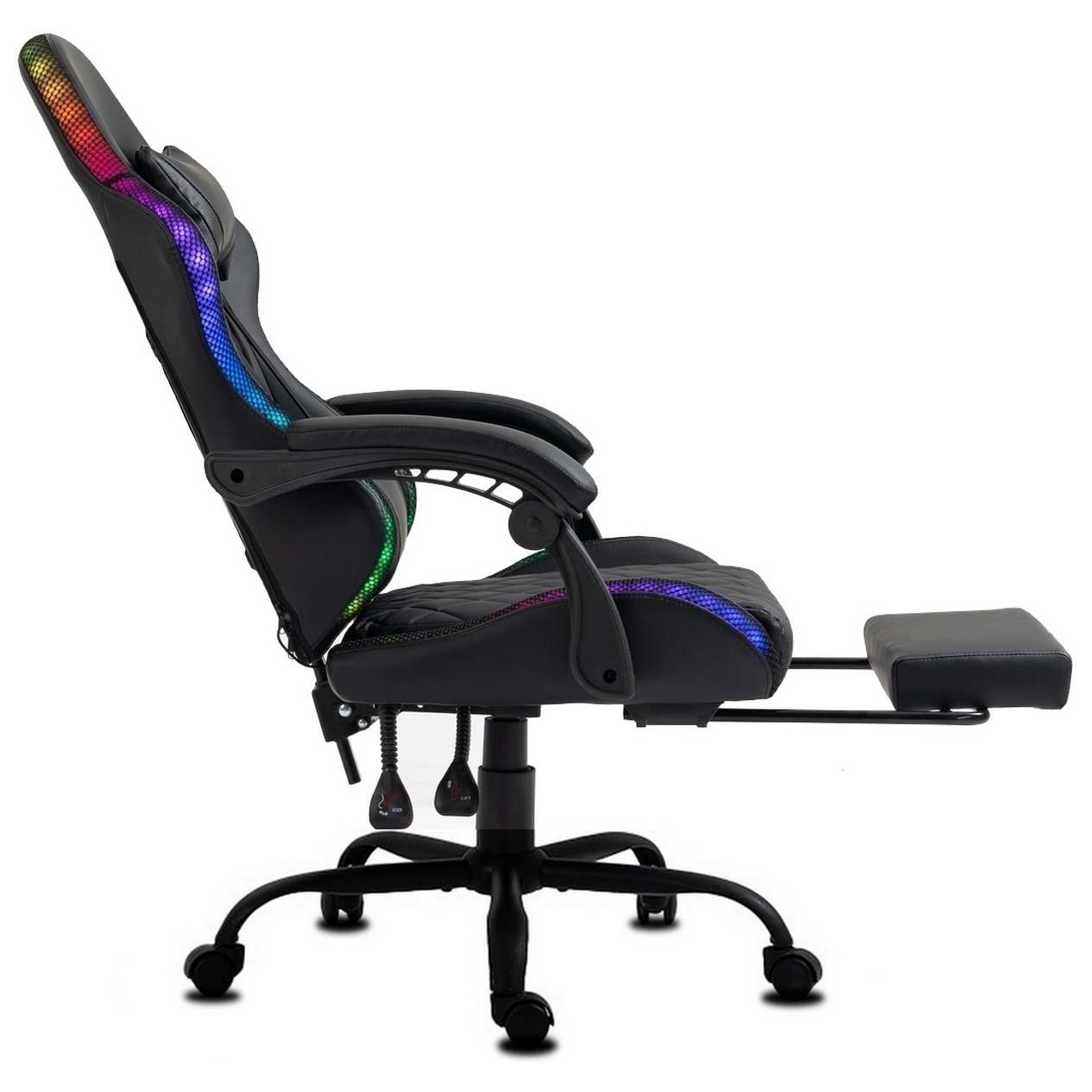 Schwarzer Gaming-Stuhl mit RGB-Beleuchtung. Er hat eine Fußstütze und ein Fünf-Sterne-Gestell mit Rollen. Der Hintergrund ist weiß.