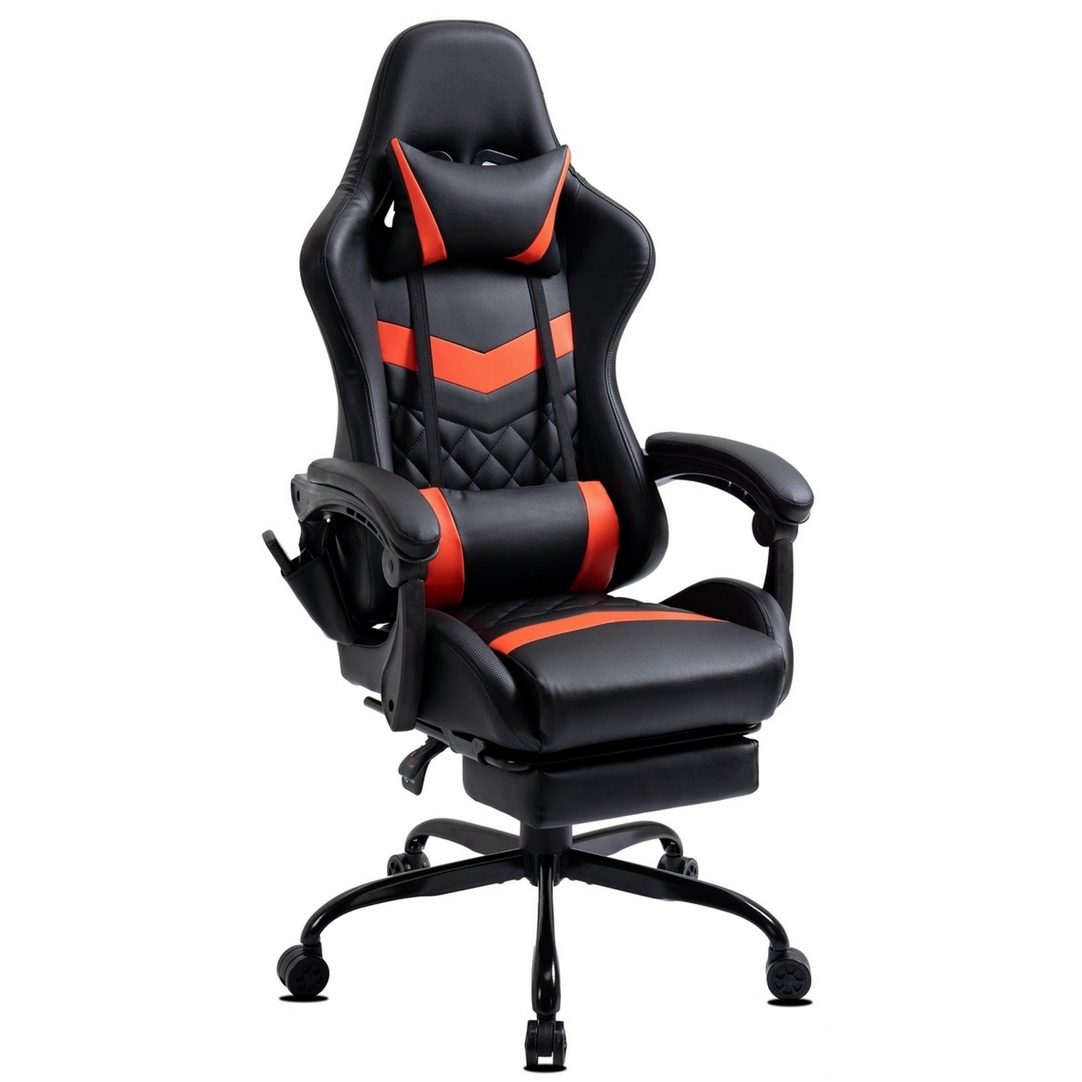 Ein schwarzer und orangefarbener Gaming-Stuhl mit Kopfstütze, Armlehnen und Fußstütze auf weißem Hintergrund.