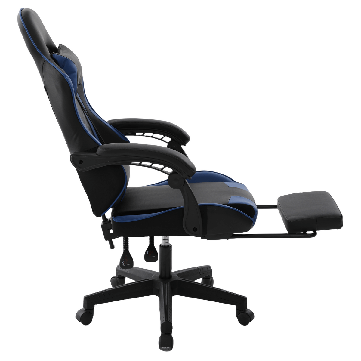 Schwarzer und blauer Gaming-Stuhl mit Fußstütze. Er hat Armlehnen und steht auf Rädern. Weißer Hintergrund.